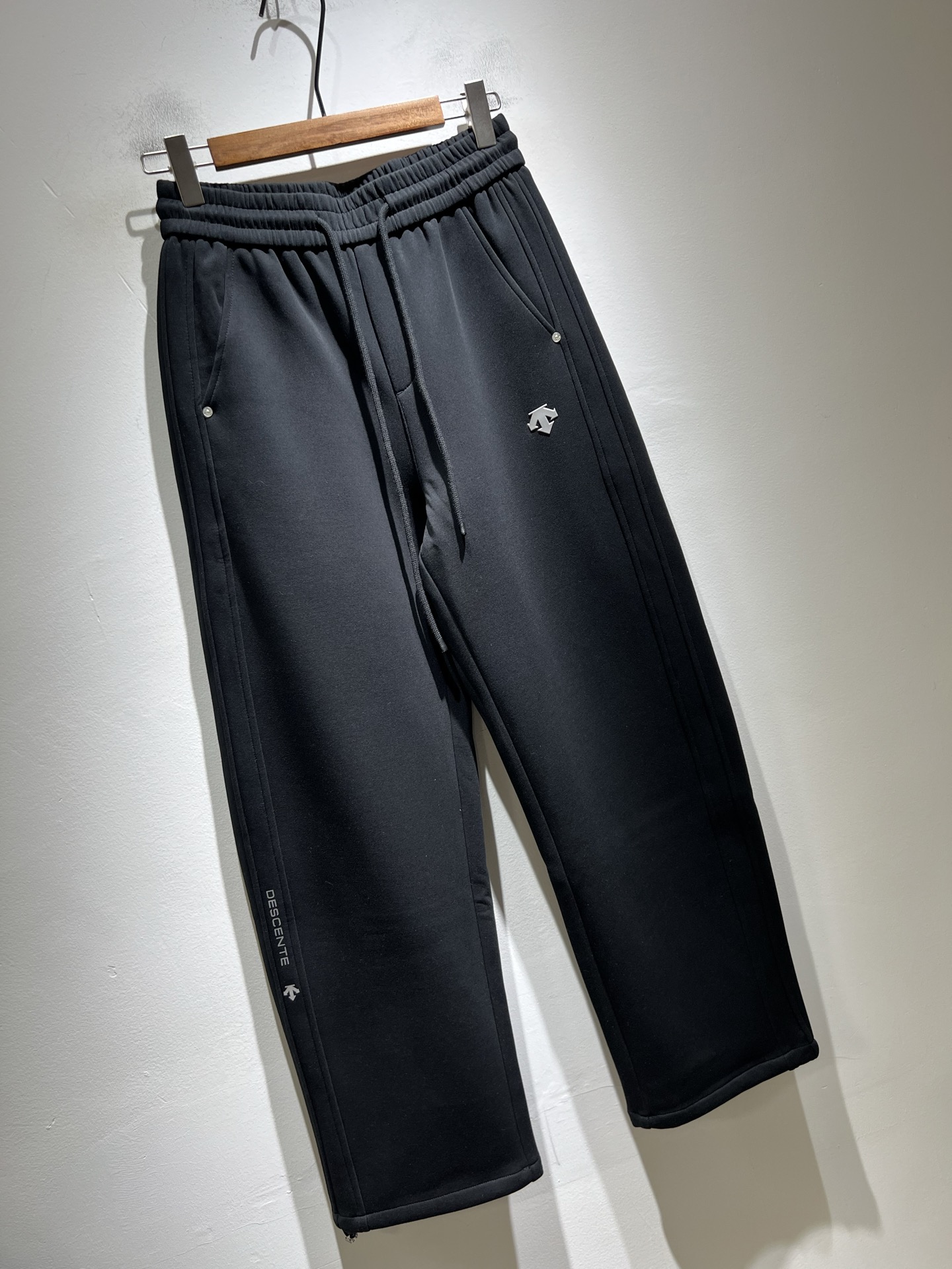 迪桑特DESCENTE，2025秋冬新款休闲裤，自年荣耀至今的专业运动品牌。80余年来，始终坚持“Des