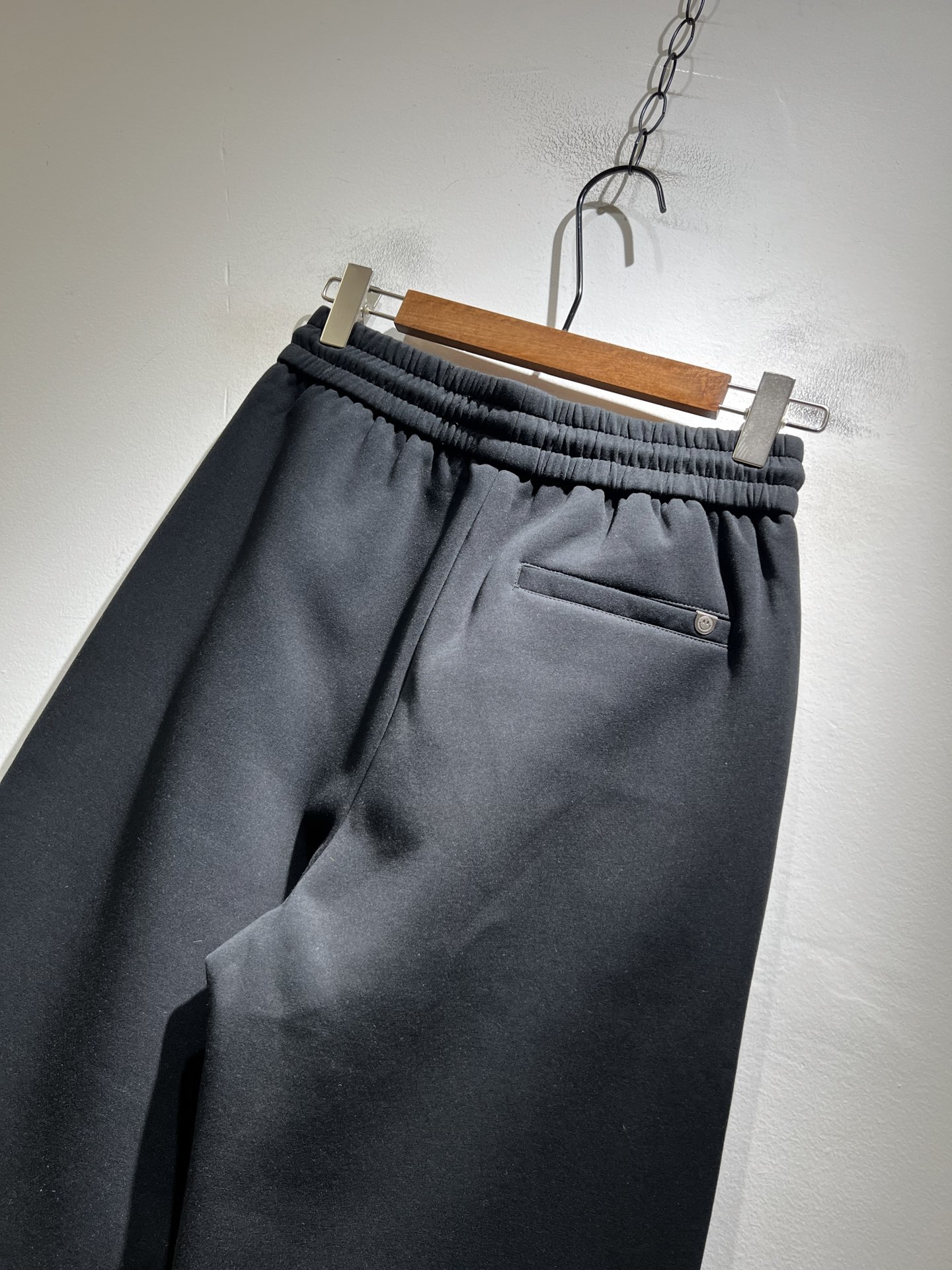 迪桑特DESCENTE，2025秋冬新款休闲裤，自年荣耀至今的专业运动品牌。80余年来，始终坚持“Des