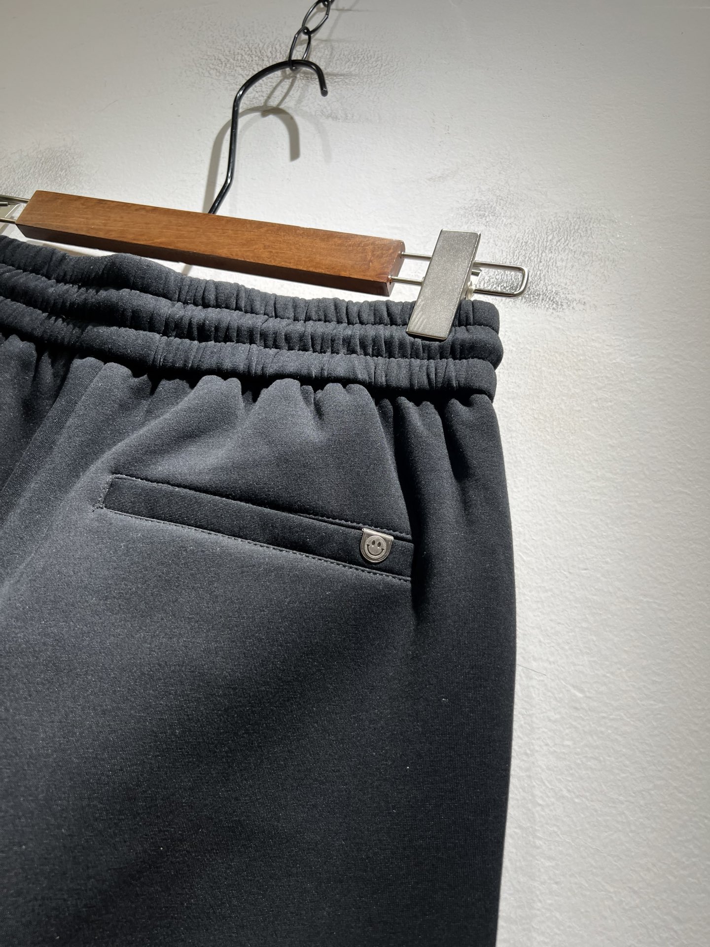 迪桑特DESCENTE，2025秋冬新款休闲裤，自年荣耀至今的专业运动品牌。80余年来，始终坚持“Des