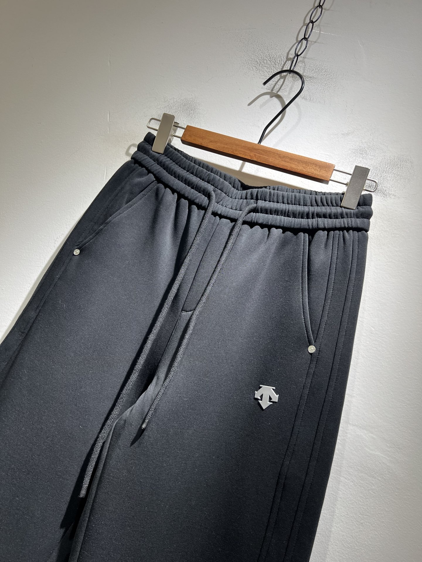迪桑特DESCENTE，2025秋冬新款休闲裤，自年荣耀至今的专业运动品牌。80余年来，始终坚持“Des