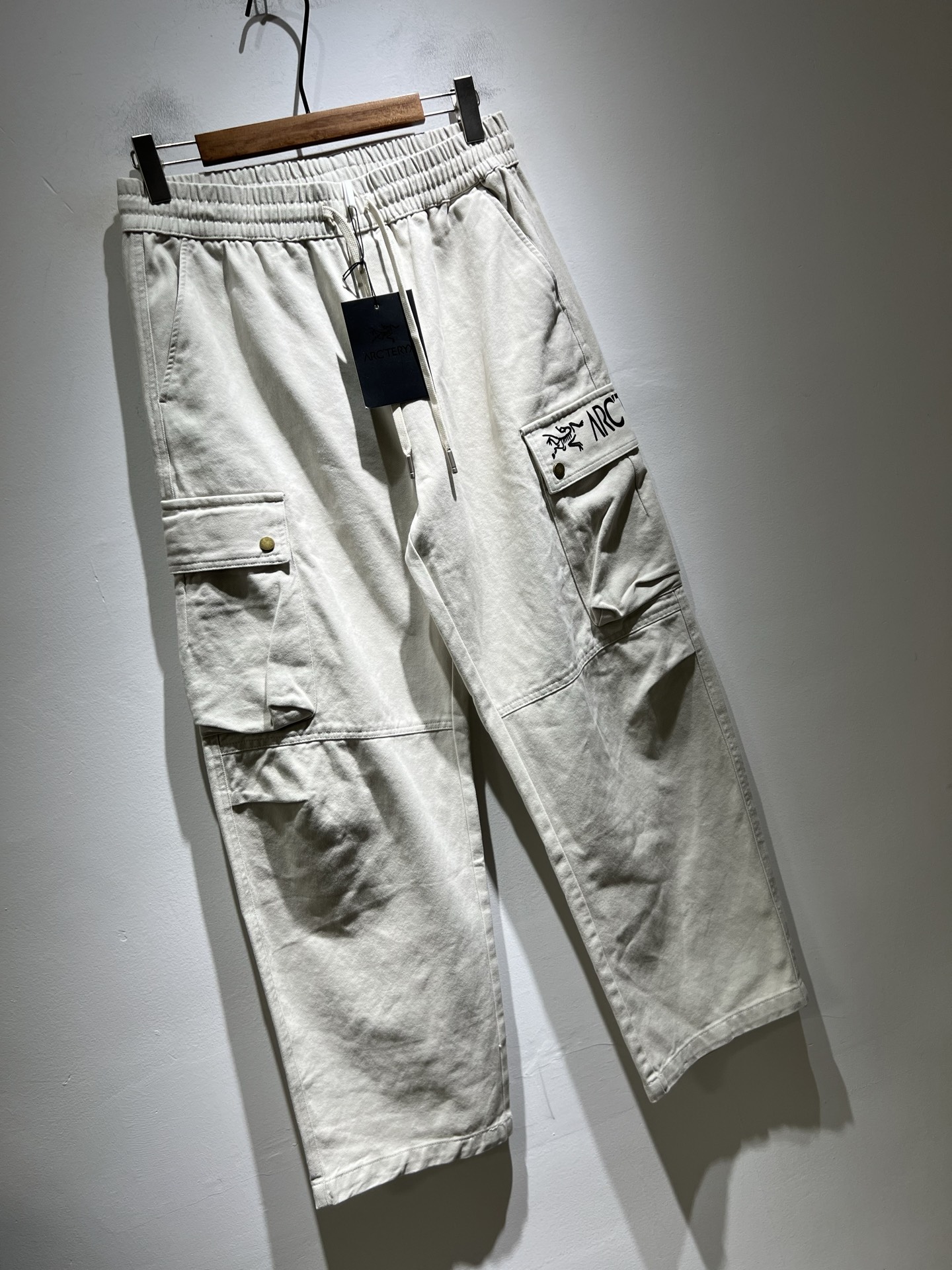 ARCTER*X始*祖鸟 2025秋冬新款休闲运动风格牛仔休闲裤，户外品牌可能大家第一想到的就是加拿大鹅