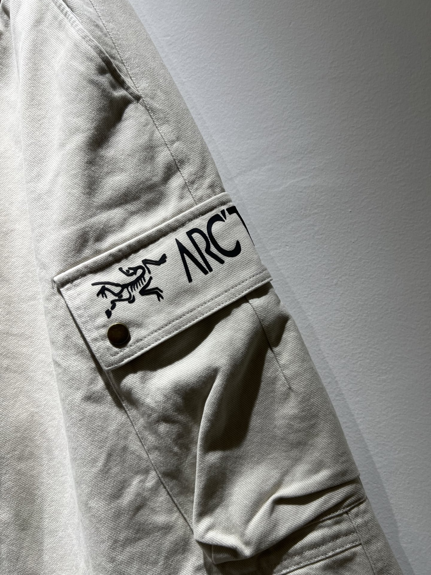 ARCTER*X始*祖鸟 2025秋冬新款休闲运动风格牛仔休闲裤，户外品牌可能大家第一想到的就是加拿大鹅