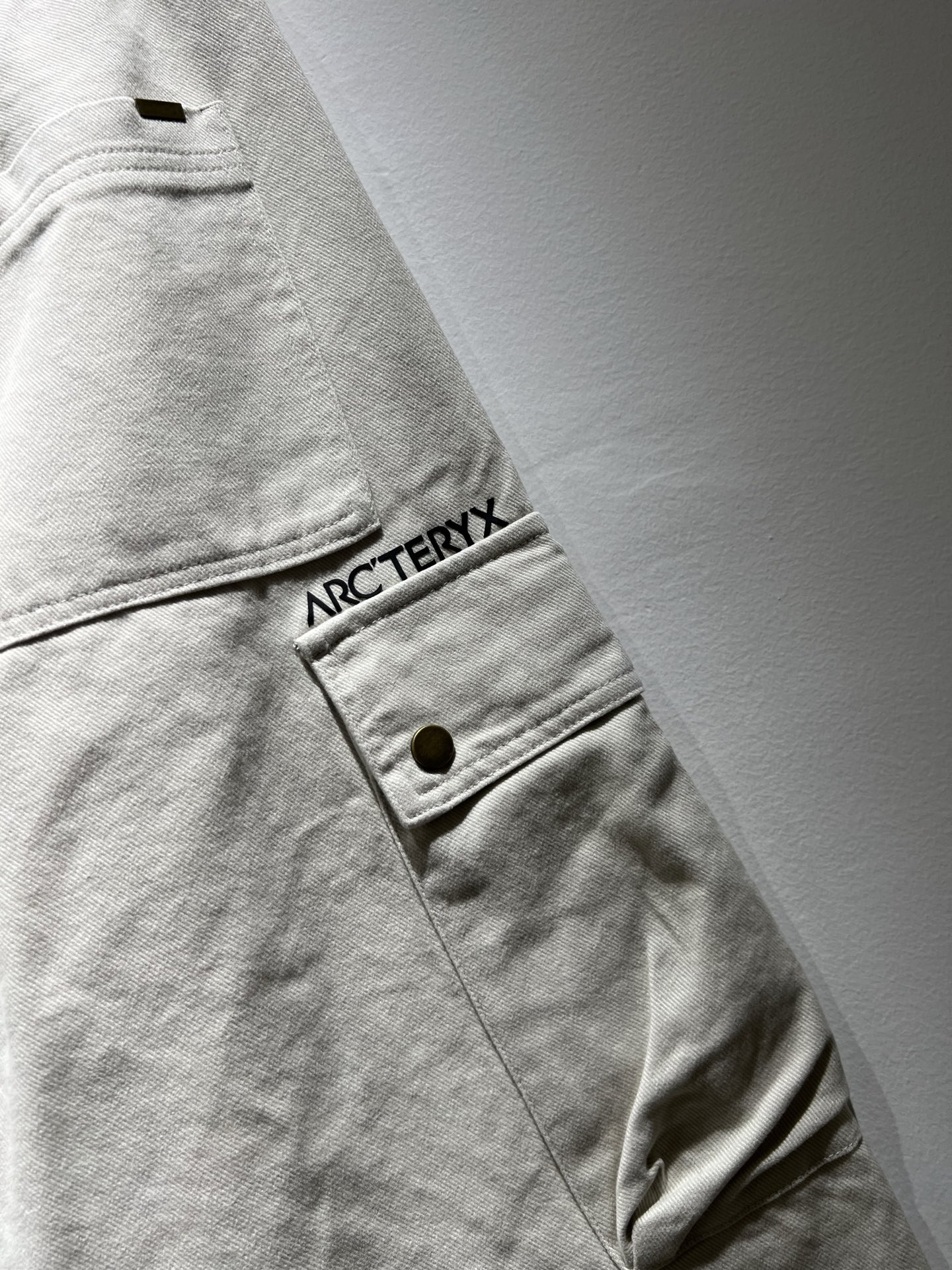 ARCTER*X始*祖鸟 2025秋冬新款休闲运动风格牛仔休闲裤，户外品牌可能大家第一想到的就是加拿大鹅