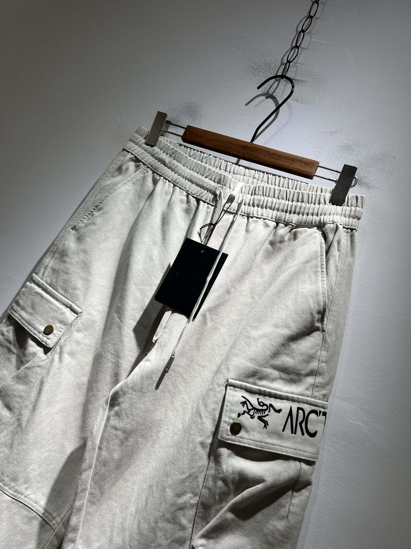 ARCTER*X始*祖鸟 2025秋冬新款休闲运动风格牛仔休闲裤，户外品牌可能大家第一想到的就是加拿大鹅