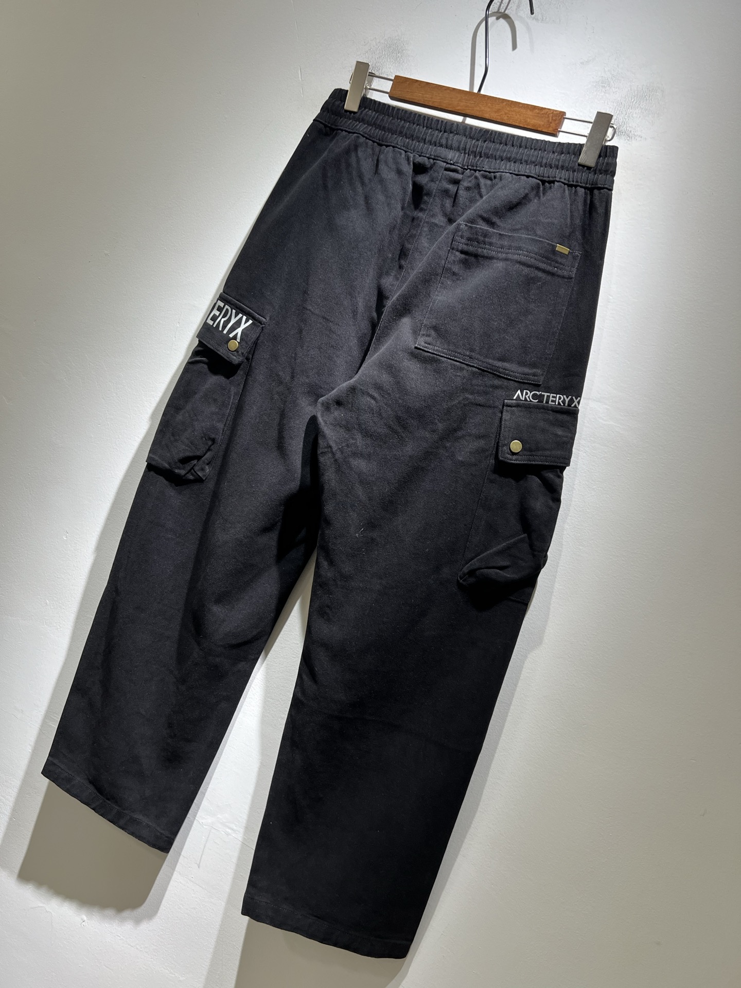 ARCTER*X始*祖鸟 2025秋冬新款休闲运动风格牛仔休闲裤，户外品牌可能大家第一想到的就是加拿大鹅