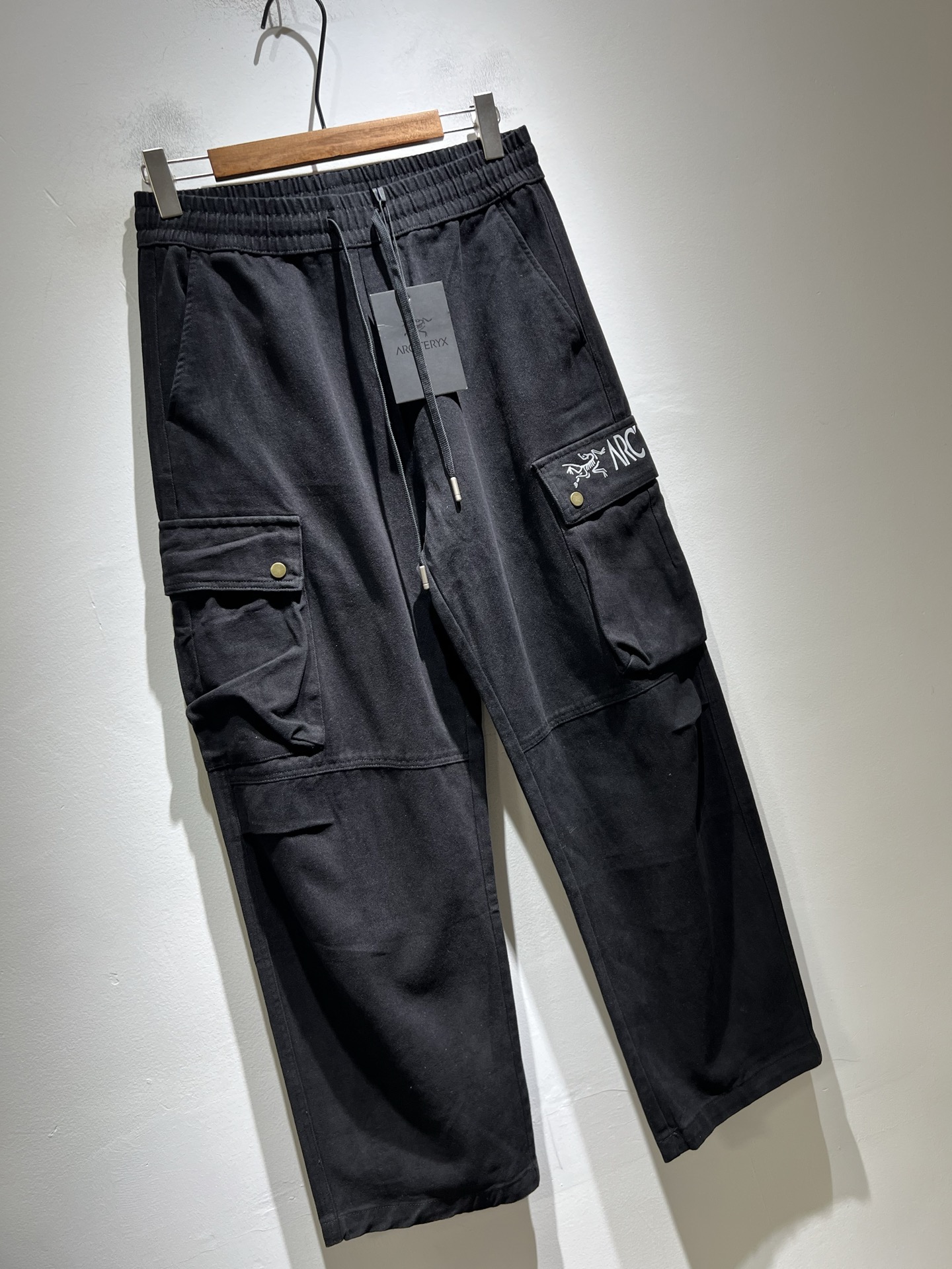 ARCTER*X始*祖鸟 2025秋冬新款休闲运动风格牛仔休闲裤，户外品牌可能大家第一想到的就是加拿大鹅