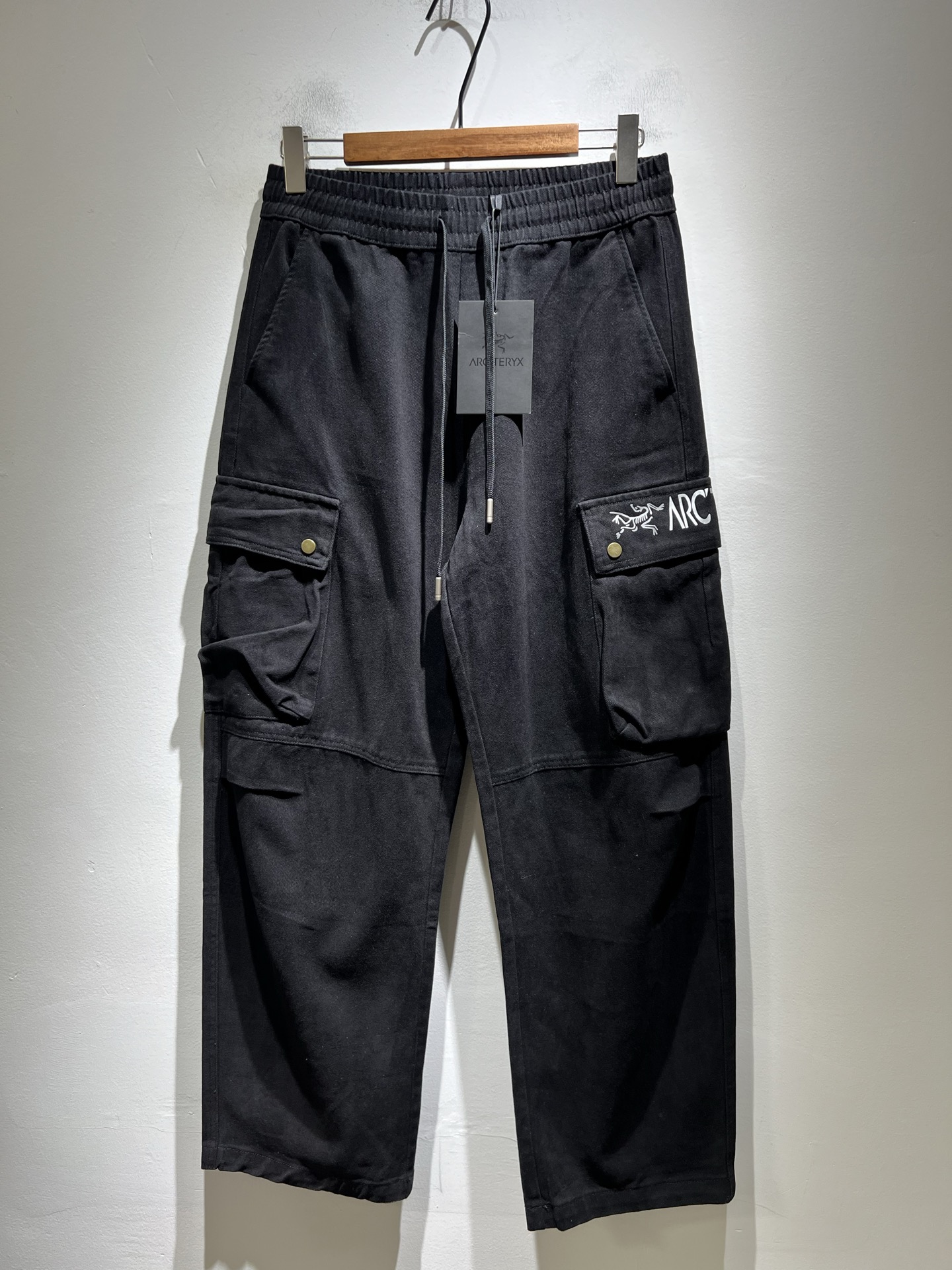 ARCTER*X始*祖鸟 2025秋冬新款休闲运动风格牛仔休闲裤，户外品牌可能大家第一想到的就是加拿大鹅