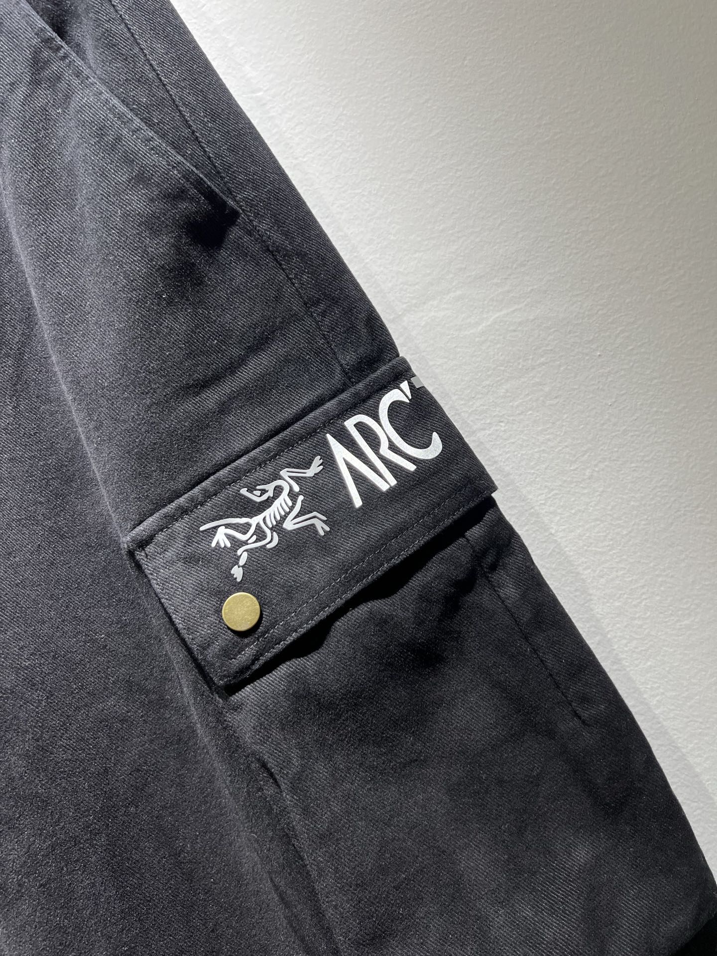 ARCTER*X始*祖鸟 2025秋冬新款休闲运动风格牛仔休闲裤，户外品牌可能大家第一想到的就是加拿大鹅