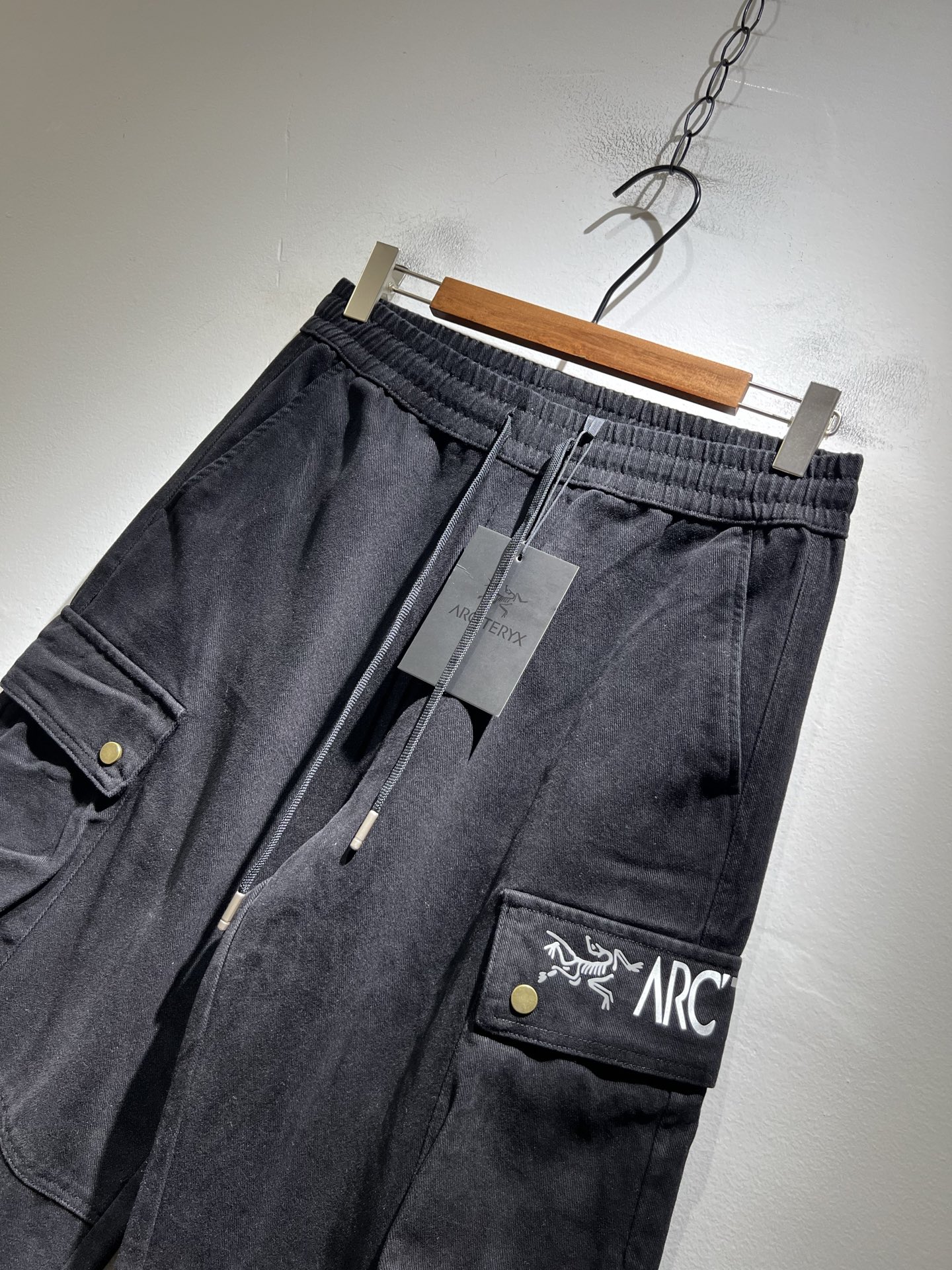 ARCTER*X始*祖鸟 2025秋冬新款休闲运动风格牛仔休闲裤，户外品牌可能大家第一想到的就是加拿大鹅