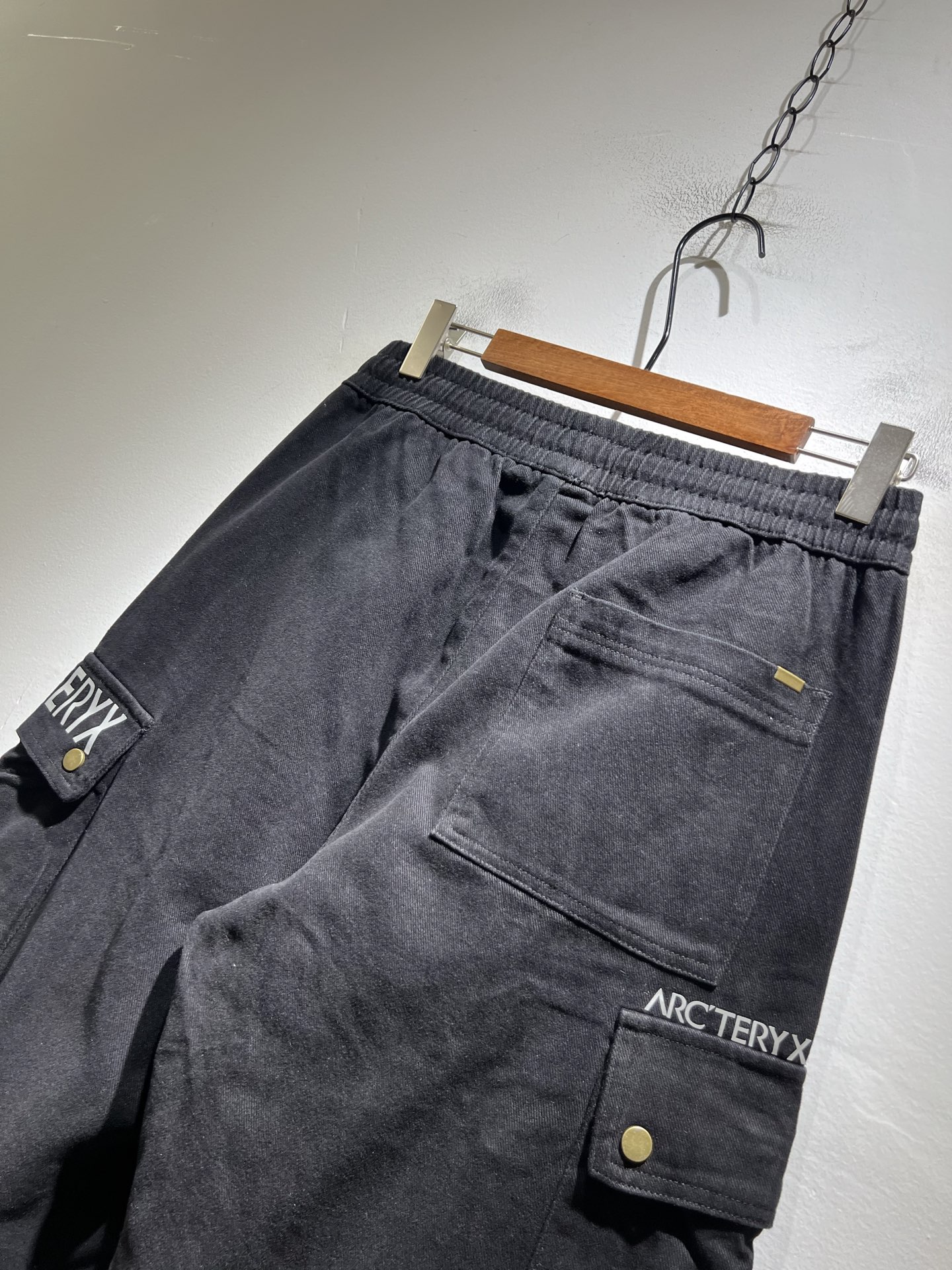 ARCTER*X始*祖鸟 2025秋冬新款休闲运动风格牛仔休闲裤，户外品牌可能大家第一想到的就是加拿大鹅