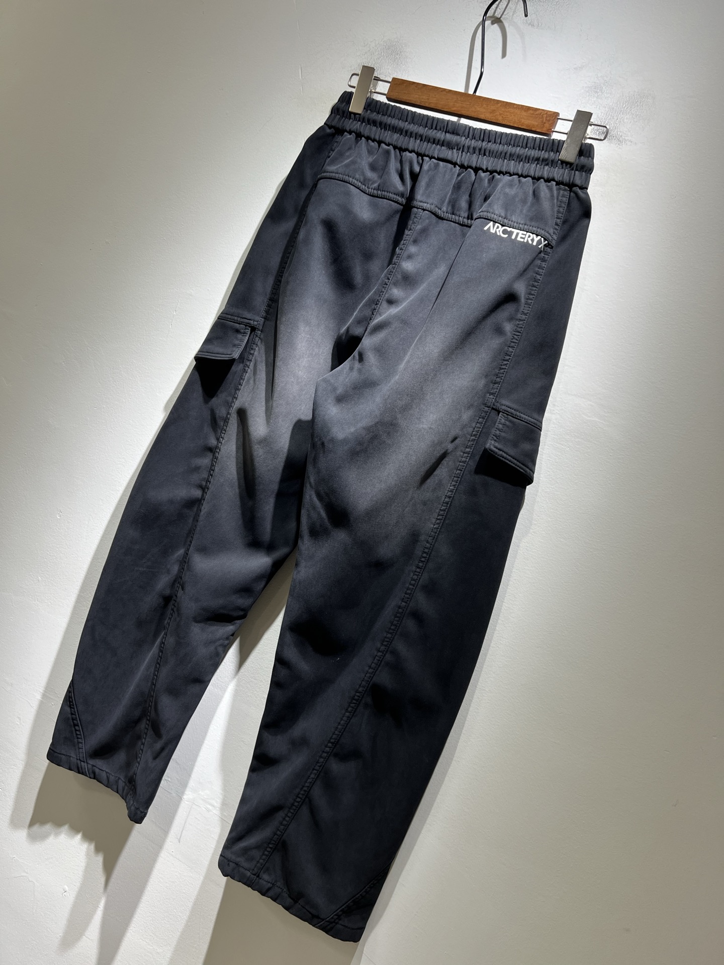 ARCTER*X始*祖鸟 2025秋冬新款休闲运动风格牛仔休闲裤，户外品牌可能大家第一想到的就是加拿大鹅