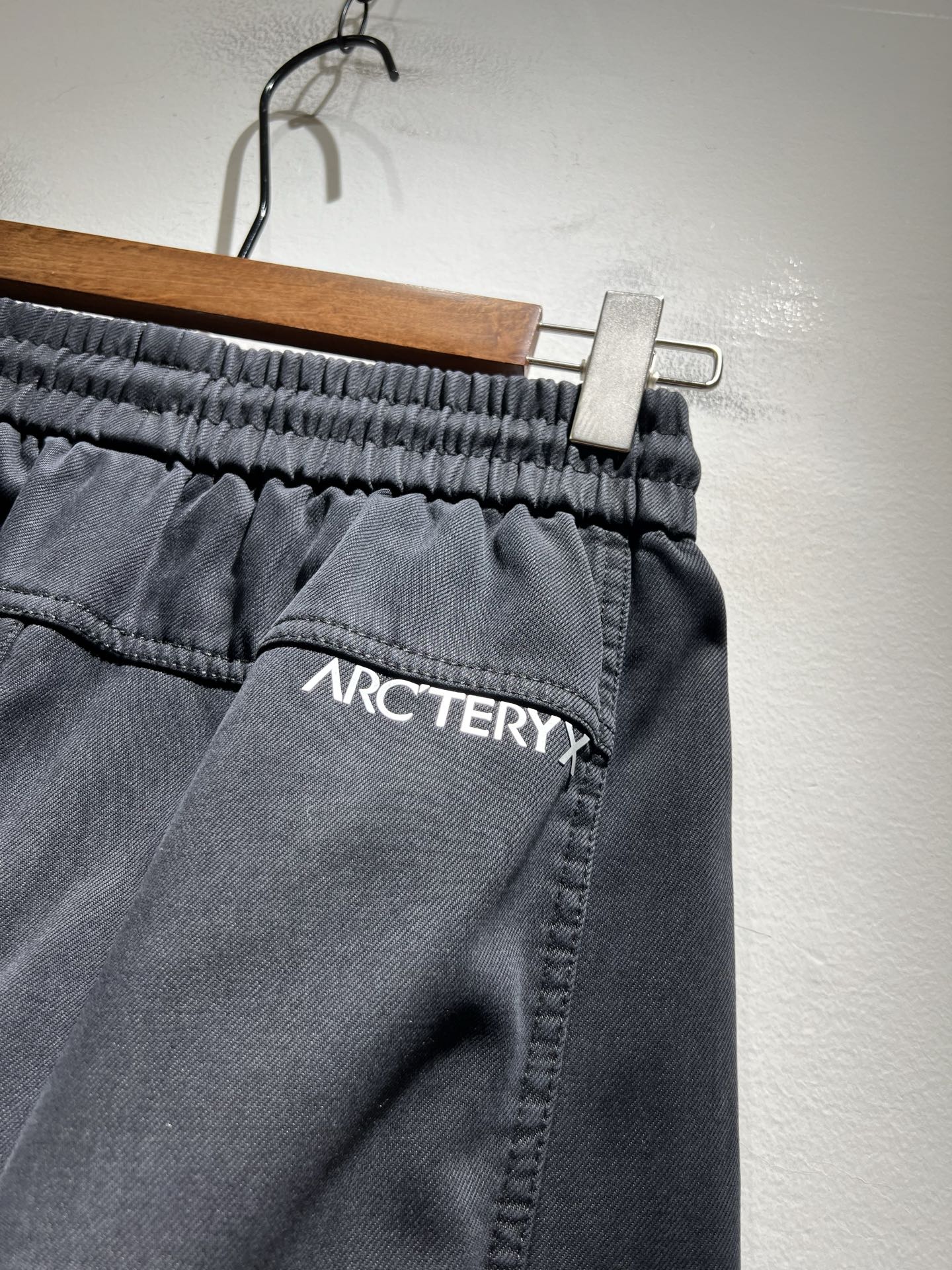 ARCTER*X始*祖鸟 2025秋冬新款休闲运动风格牛仔休闲裤，户外品牌可能大家第一想到的就是加拿大鹅