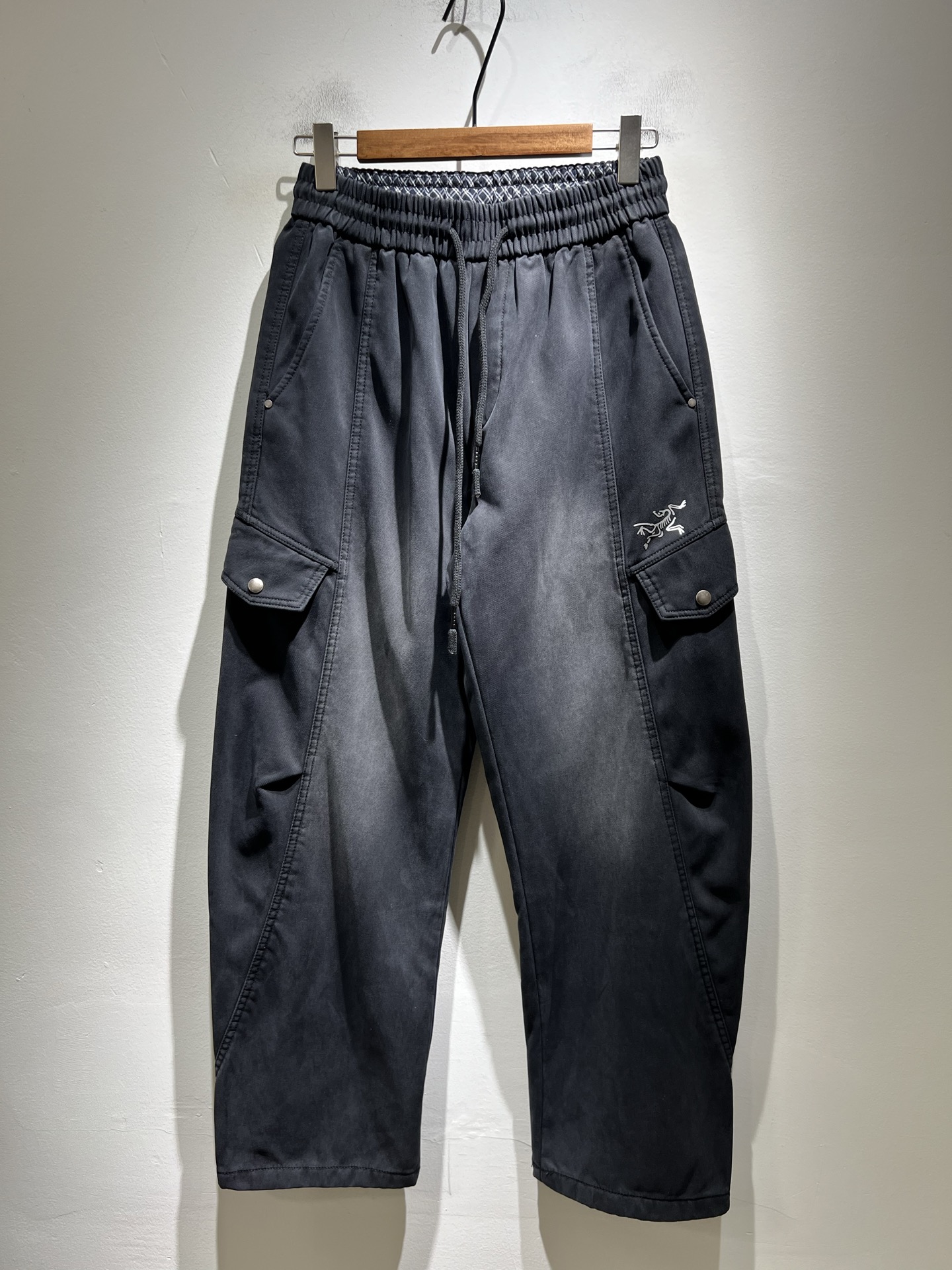 ARCTER*X始*祖鸟 2025秋冬新款休闲运动风格牛仔休闲裤，户外品牌可能大家第一想到的就是加拿大鹅