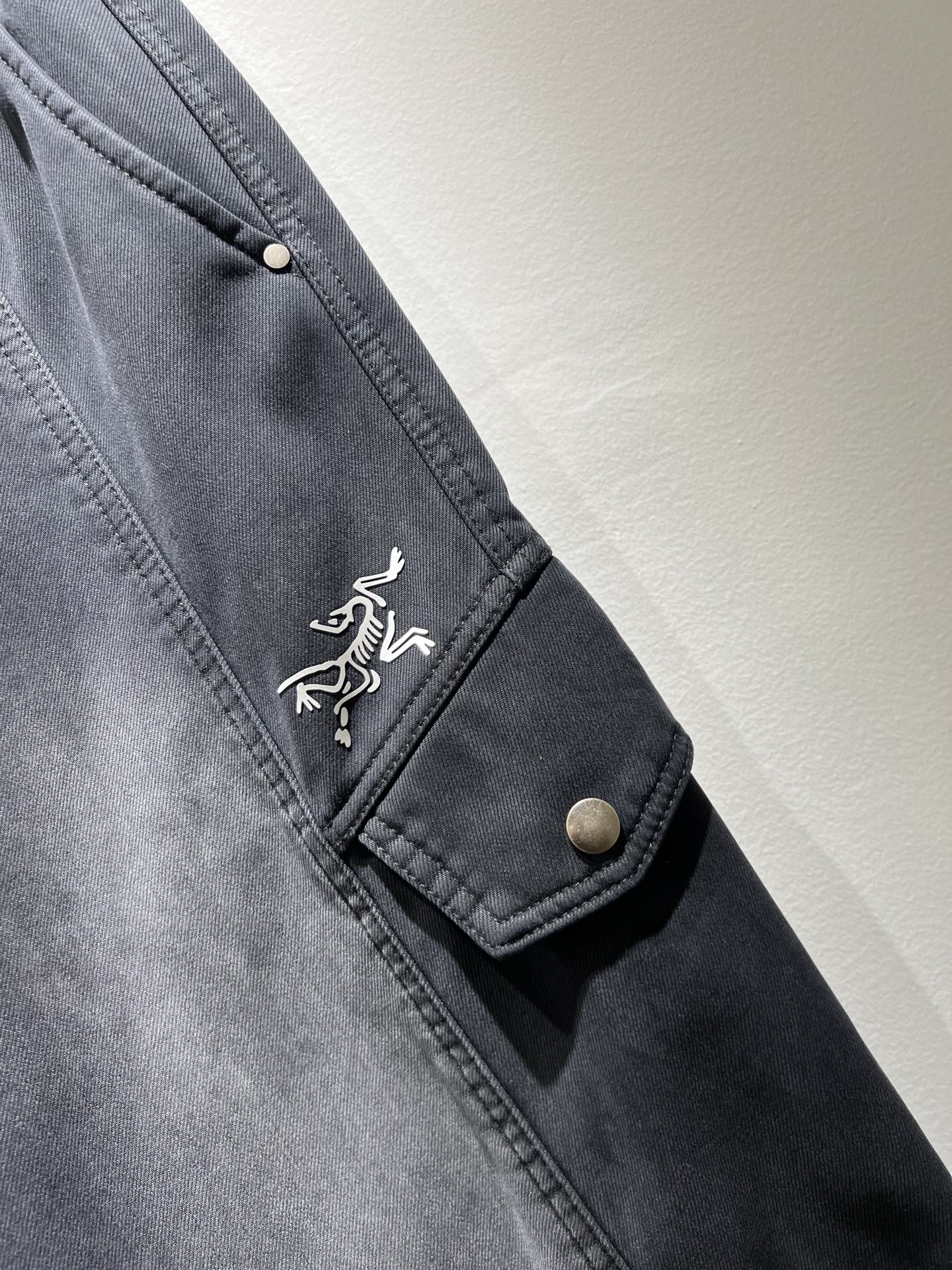 ARCTER*X始*祖鸟 2025秋冬新款休闲运动风格牛仔休闲裤，户外品牌可能大家第一想到的就是加拿大鹅