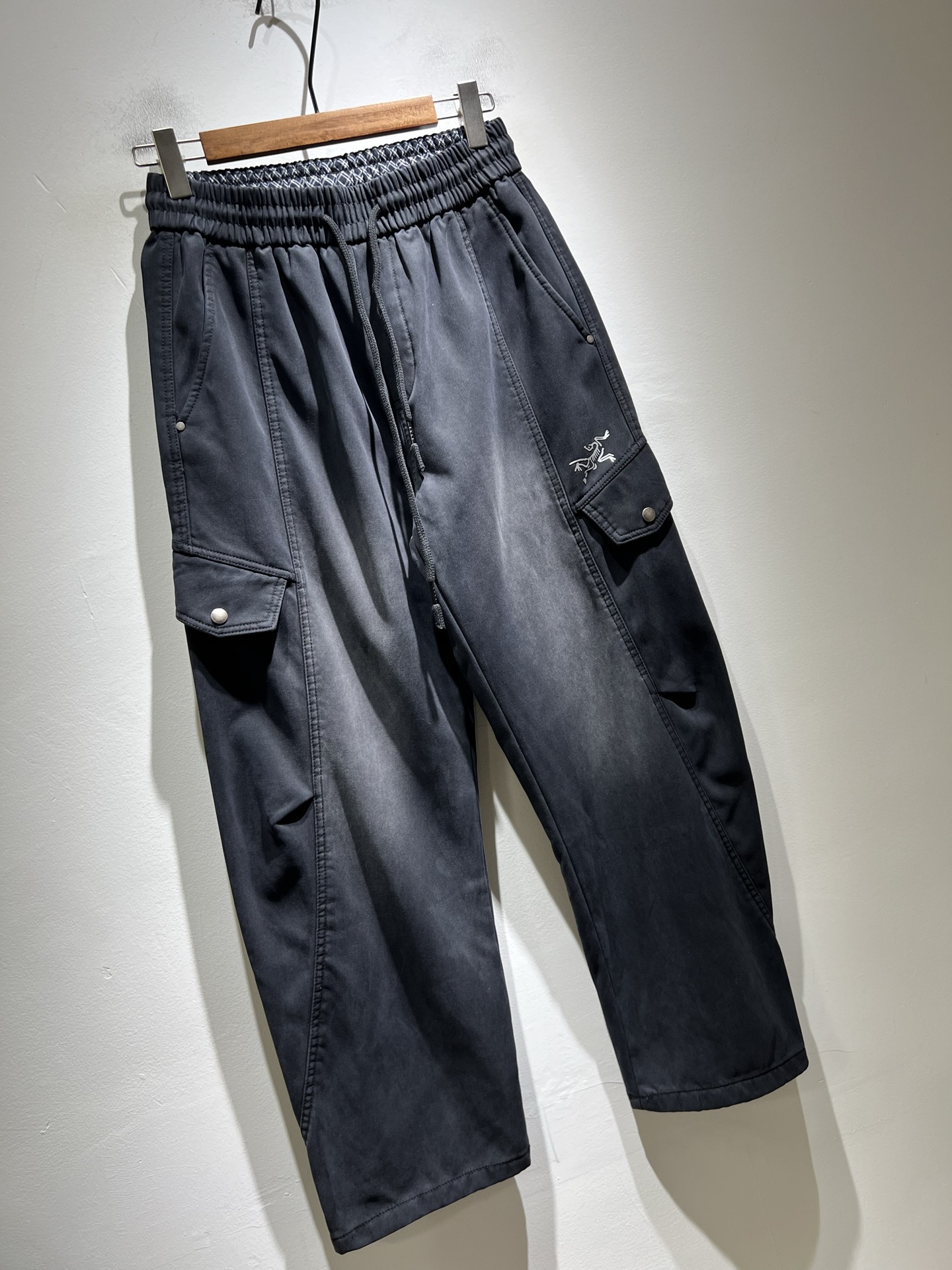 ARCTER*X始*祖鸟 2025秋冬新款休闲运动风格牛仔休闲裤，户外品牌可能大家第一想到的就是加拿大鹅