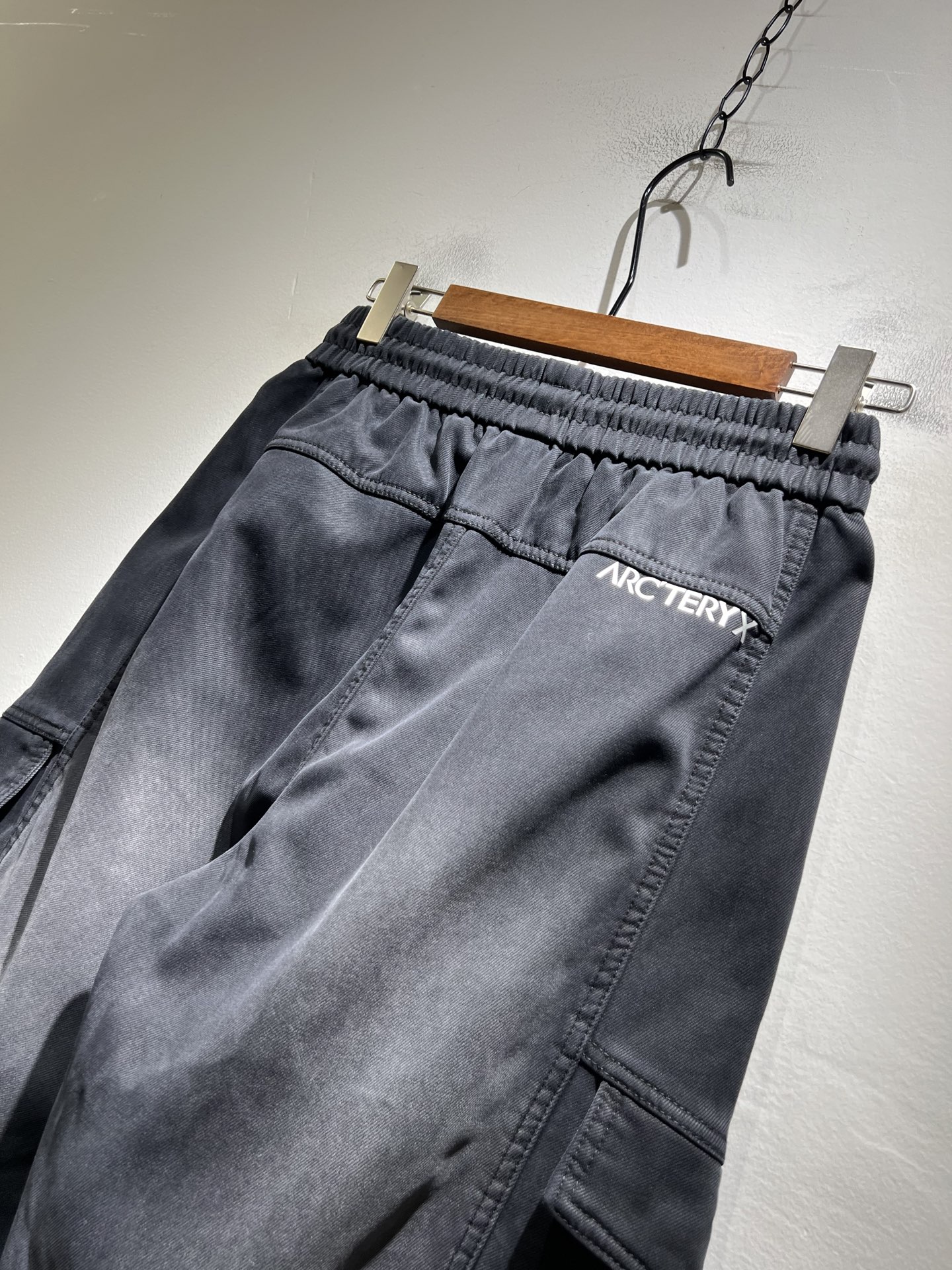 ARCTER*X始*祖鸟 2025秋冬新款休闲运动风格牛仔休闲裤，户外品牌可能大家第一想到的就是加拿大鹅