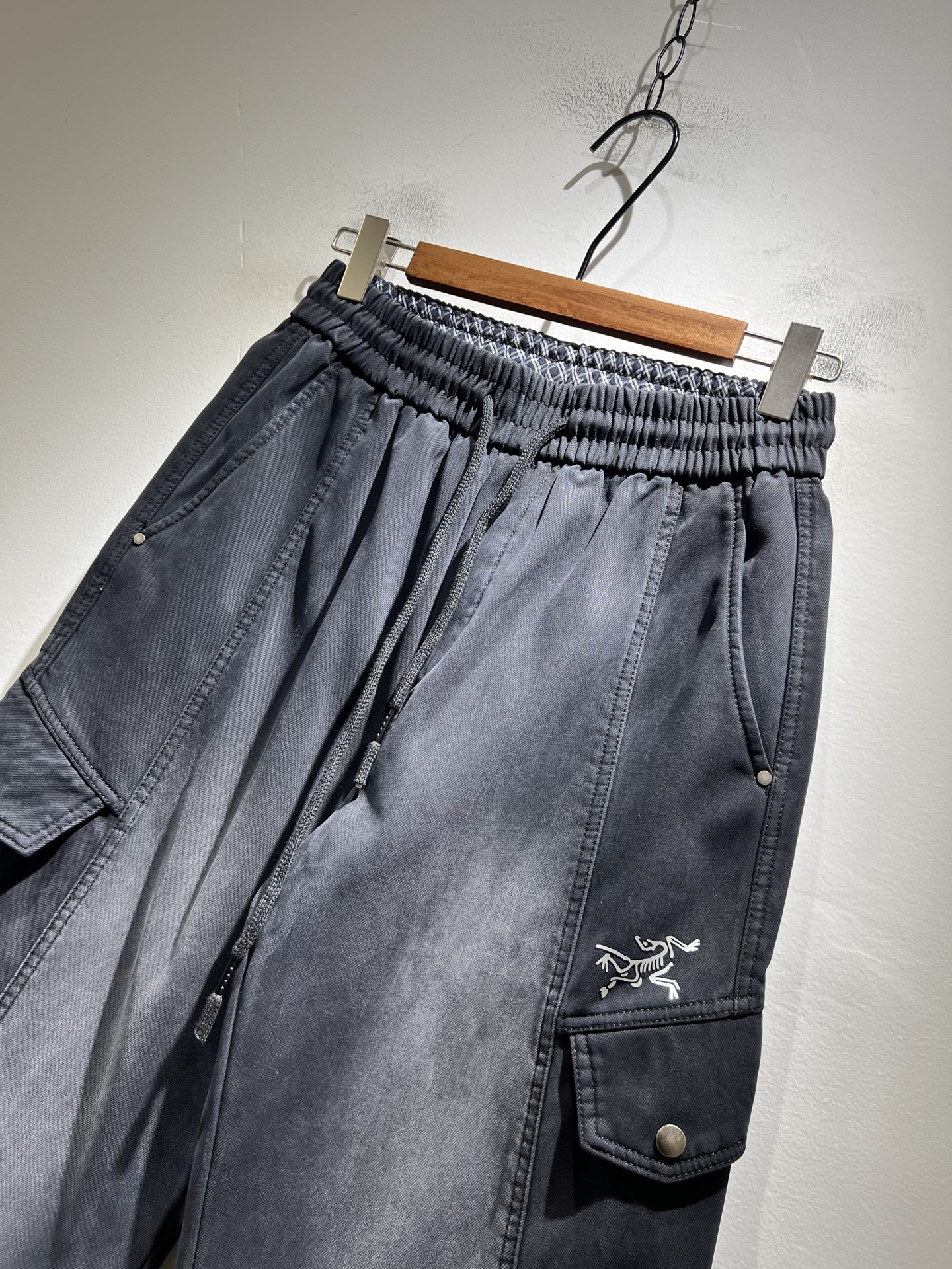 ARCTER*X始*祖鸟 2025秋冬新款休闲运动风格牛仔休闲裤，户外品牌可能大家第一想到的就是加拿大鹅