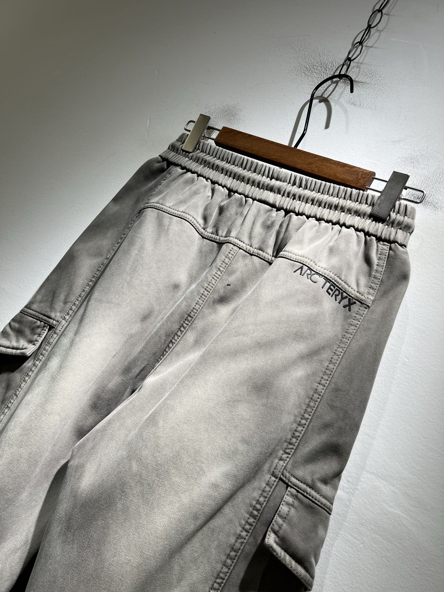 ARCTER*X始*祖鸟 2025秋冬新款休闲运动风格牛仔休闲裤，户外品牌可能大家第一想到的就是加拿大鹅