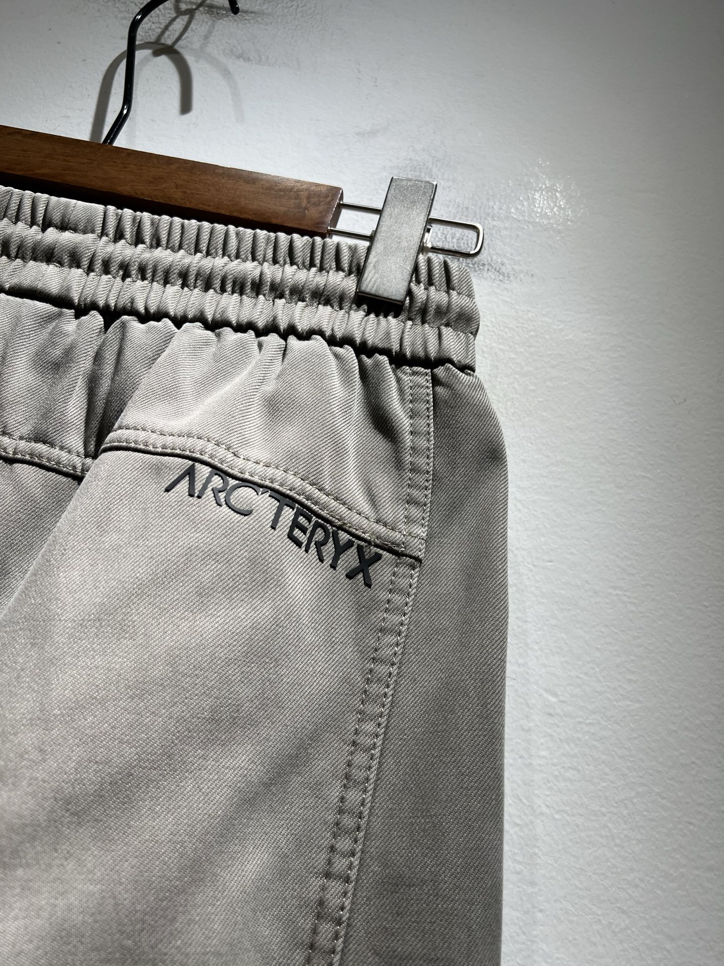 ARCTER*X始*祖鸟 2025秋冬新款休闲运动风格牛仔休闲裤，户外品牌可能大家第一想到的就是加拿大鹅