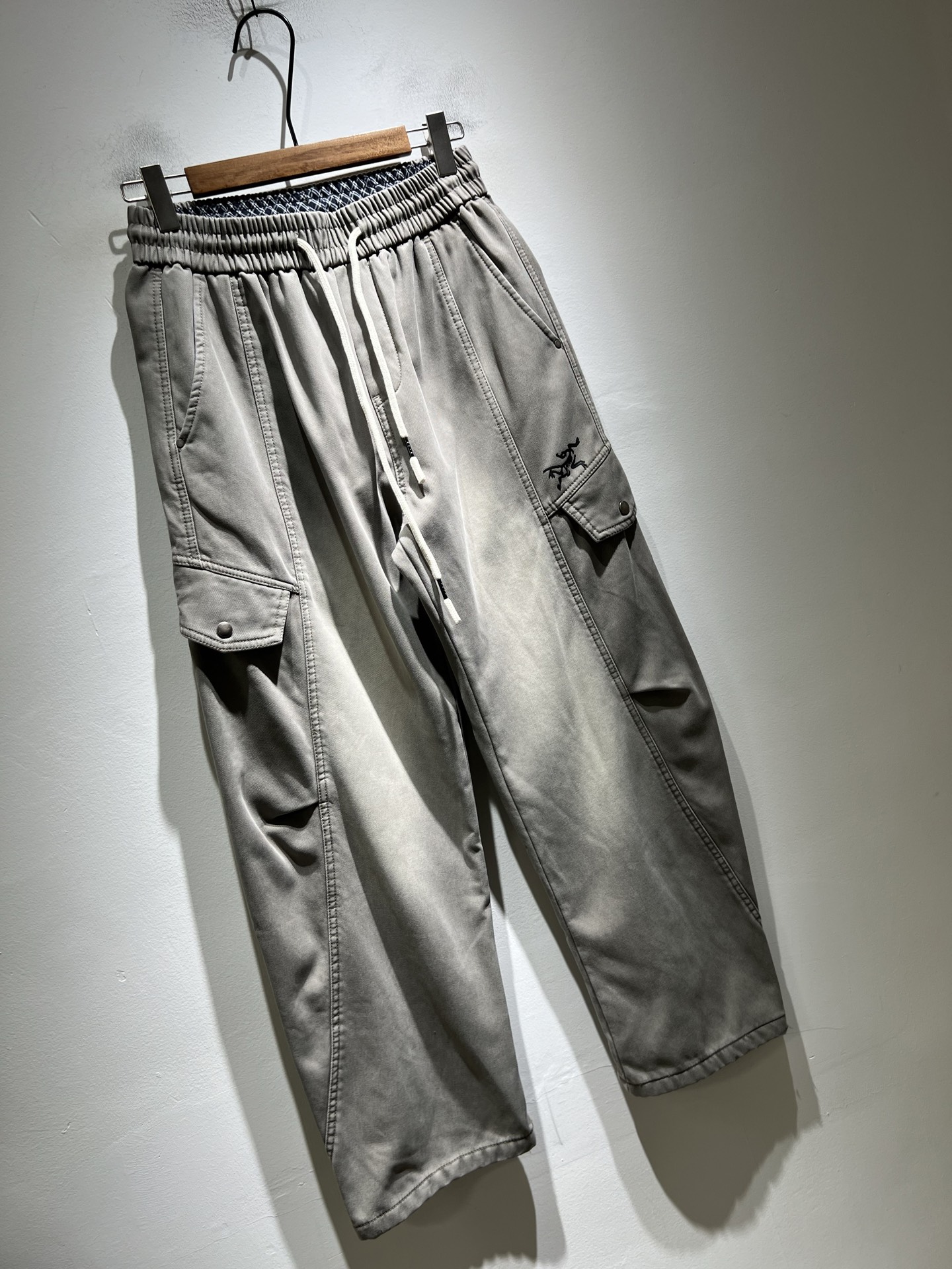 ARCTER*X始*祖鸟 2025秋冬新款休闲运动风格牛仔休闲裤，户外品牌可能大家第一想到的就是加拿大鹅