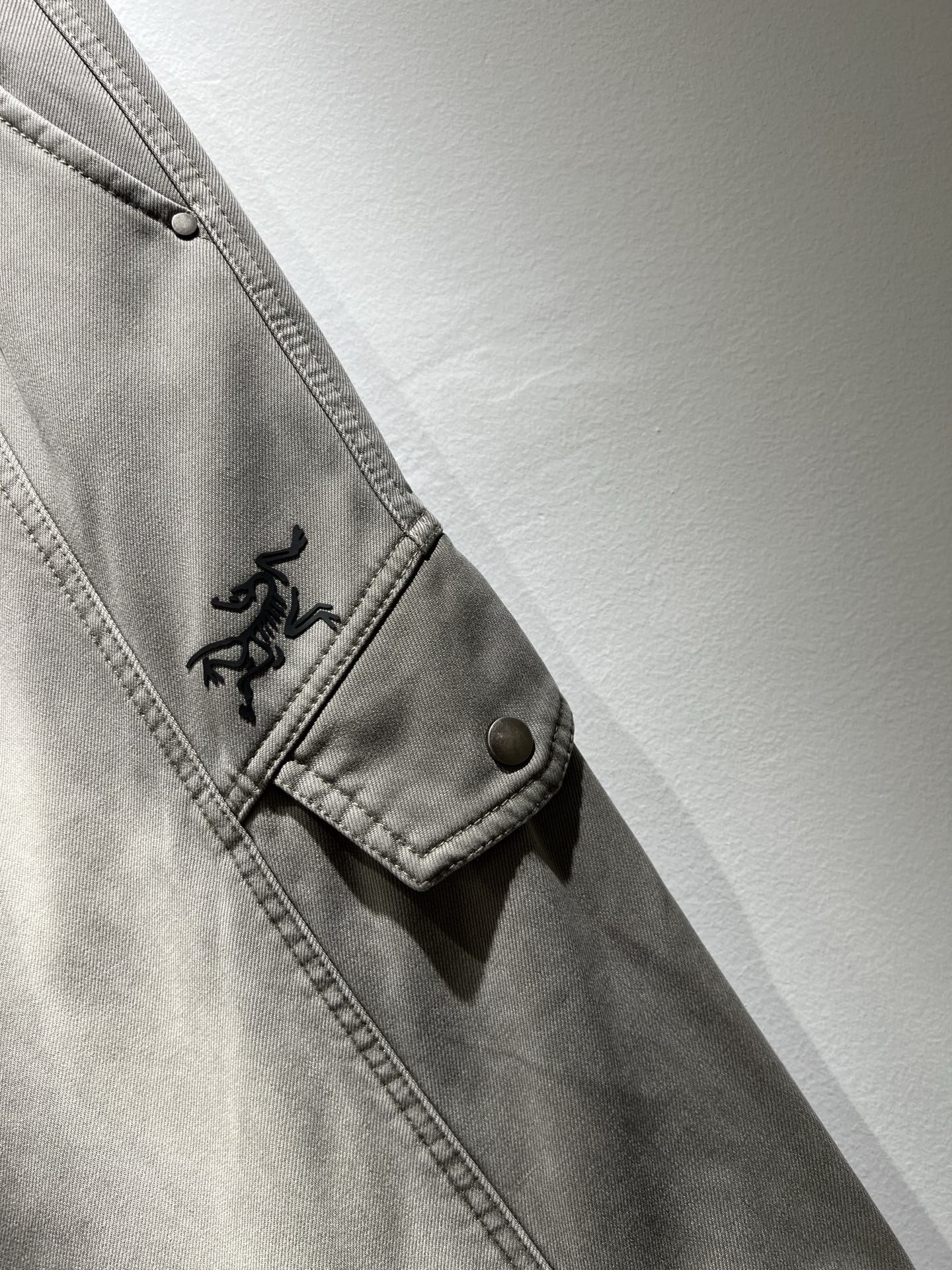 ARCTER*X始*祖鸟 2025秋冬新款休闲运动风格牛仔休闲裤，户外品牌可能大家第一想到的就是加拿大鹅