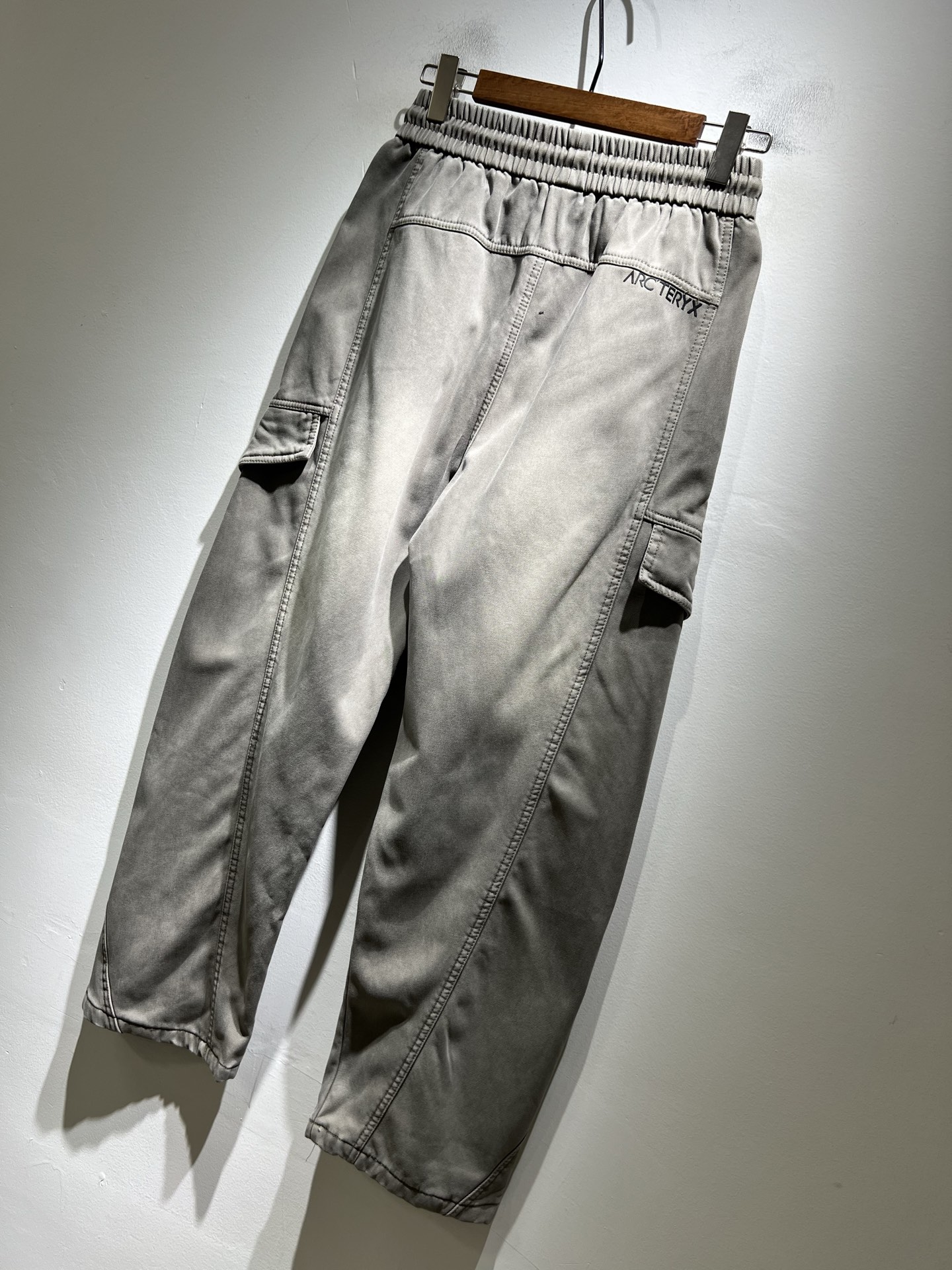 ARCTER*X始*祖鸟 2025秋冬新款休闲运动风格牛仔休闲裤，户外品牌可能大家第一想到的就是加拿大鹅