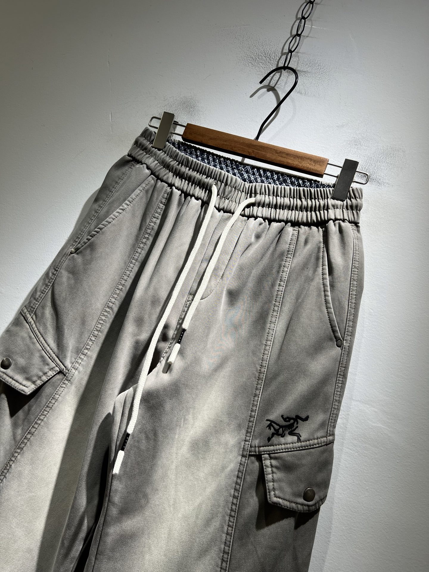 ARCTER*X始*祖鸟 2025秋冬新款休闲运动风格牛仔休闲裤，户外品牌可能大家第一想到的就是加拿大鹅