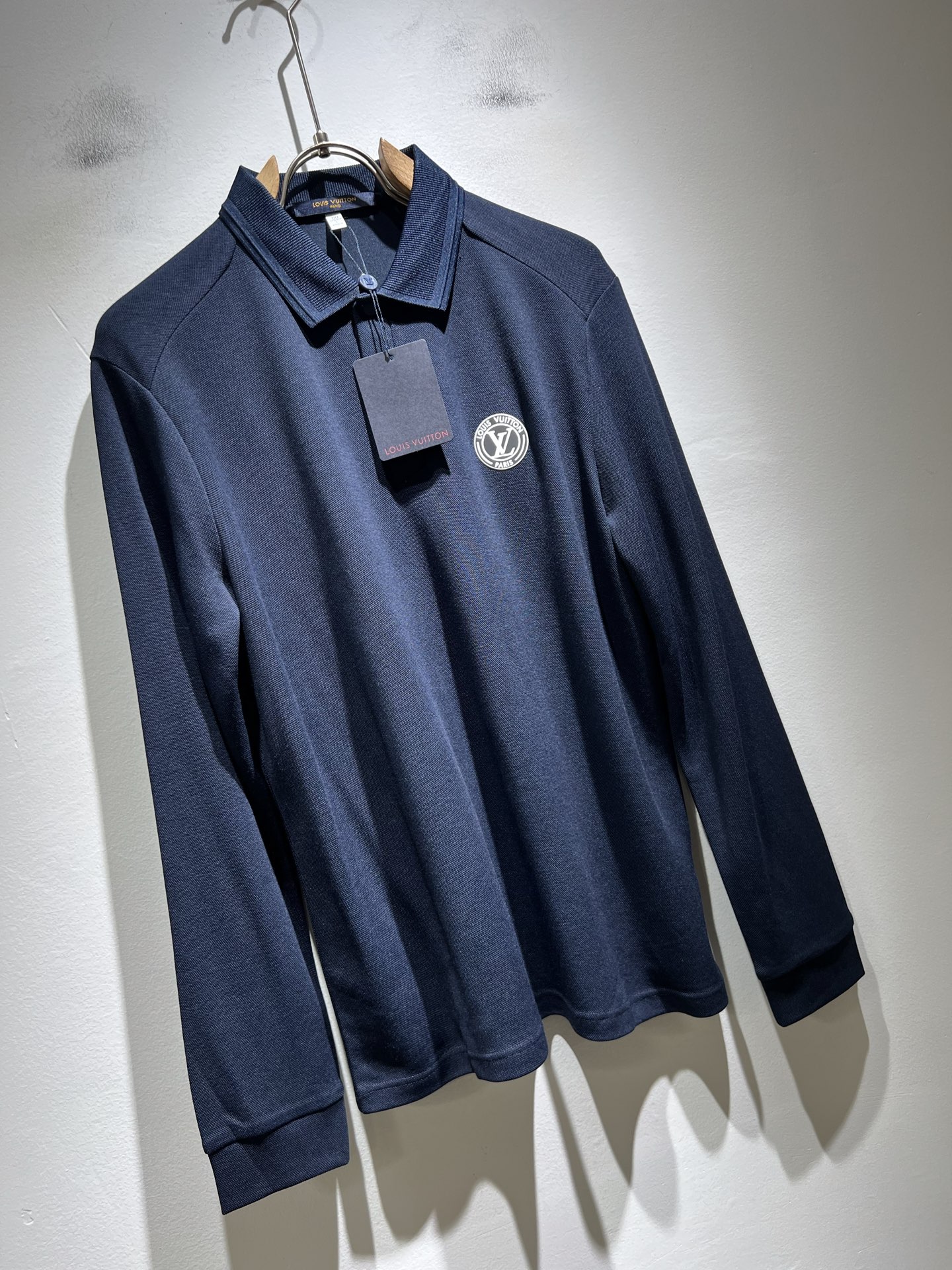 Louis Vuit*on路易*登2025秋冬新款长袖Polo衫，最新工艺时尚元素设计理念！胸前logo