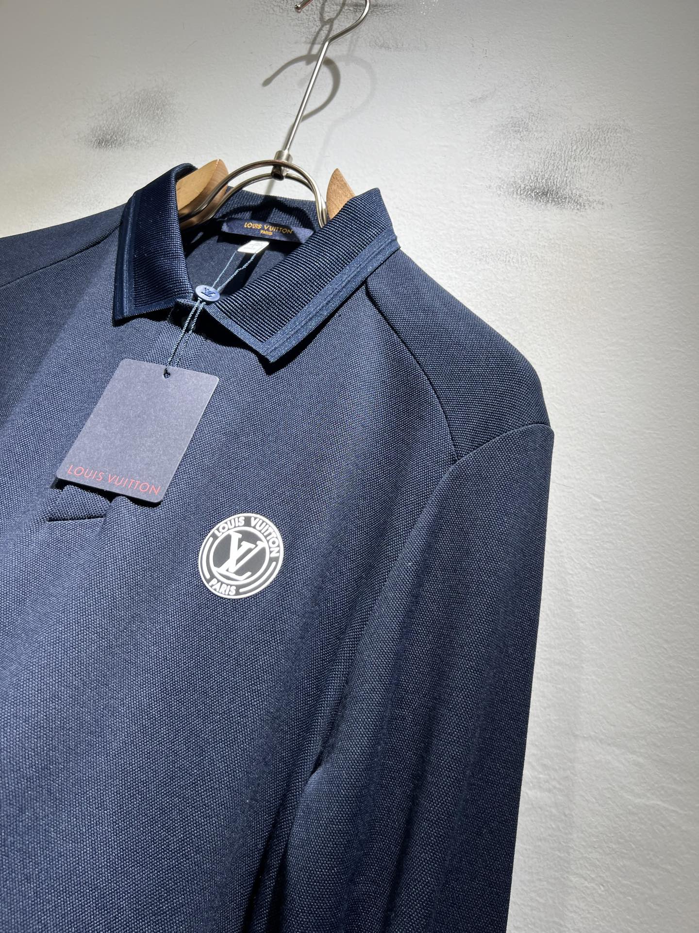 Louis Vuit*on路易*登2025秋冬新款长袖Polo衫，最新工艺时尚元素设计理念！胸前logo