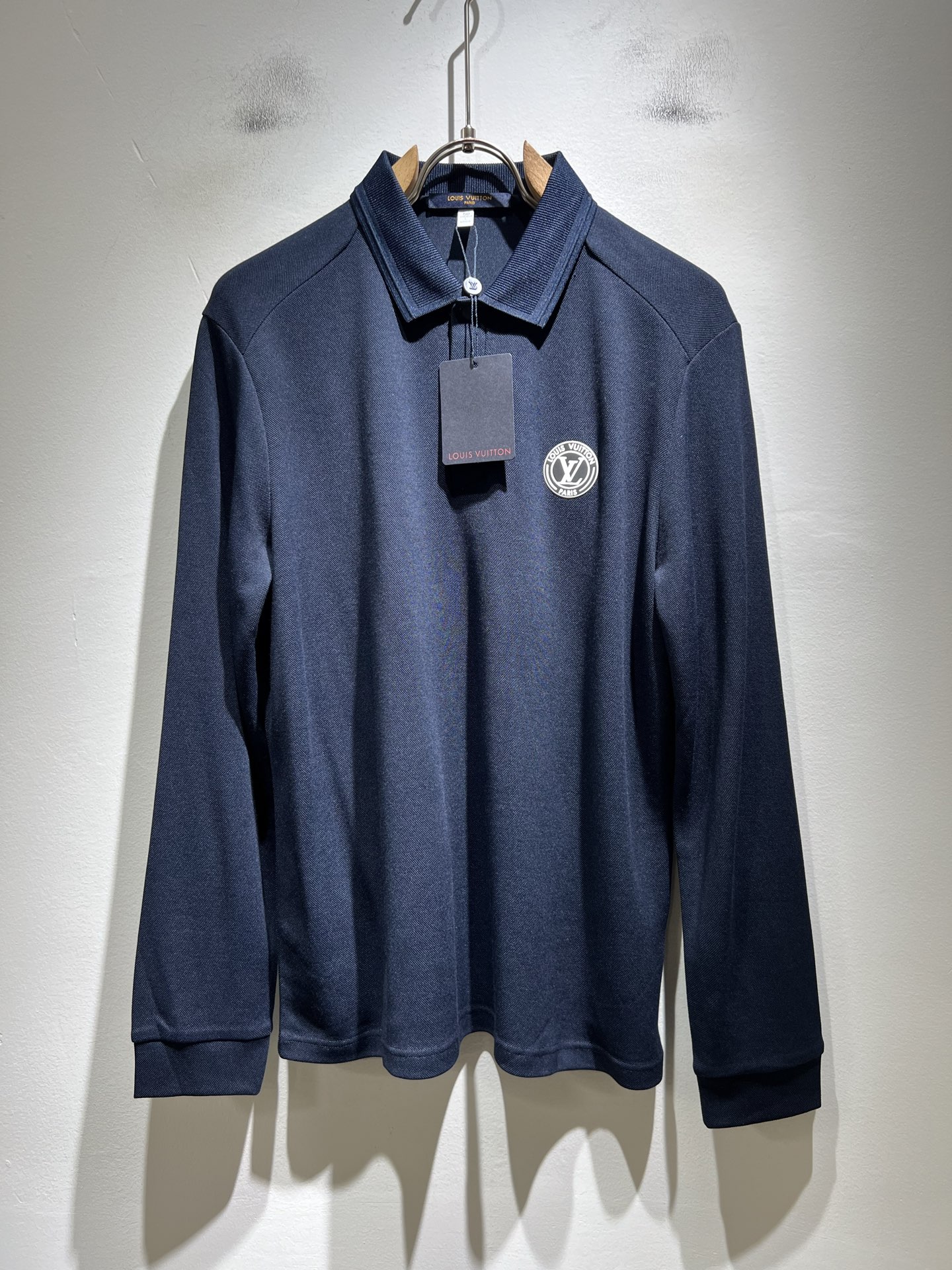 Louis Vuit*on路易*登2025秋冬新款长袖Polo衫，最新工艺时尚元素设计理念！胸前logo
