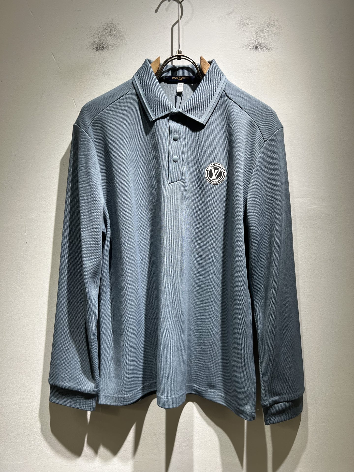 NO:608286,Louis Vuit*on 2025 autumn and winter new long-sleeved Polo shirt, the latest technology and fashion element design concept!  Adhesive logo design on the chest!  The styles are more diversified to wear. The seemingly simple style is actually more time-consuming in terms of fabric and craftsmanship to customize the original pique cotton fabric!  This kind of craftsmanship of Classic Louis is very demanding!  !  A thin and light polo shirt that every man should buy!  Size M-3XL,,louis vuitton,louis vuitton,alexander wang19860909Louis Vuit*on路易*登2025秋冬新款长袖Polo衫,最新工艺时尚元素设计理念！胸前logo压胶设计！款式穿搭起来更加的多样化.看似简单的款式,其实在面料以及工艺制作上更费时定制原版珠地棉面料！经典路易此类工艺要求非常高！！轻薄每一个男士都应该入手的Polo衫！尺码M-3XL,,louis vuitton,louis vuitton,alexander wang,Men's clothing