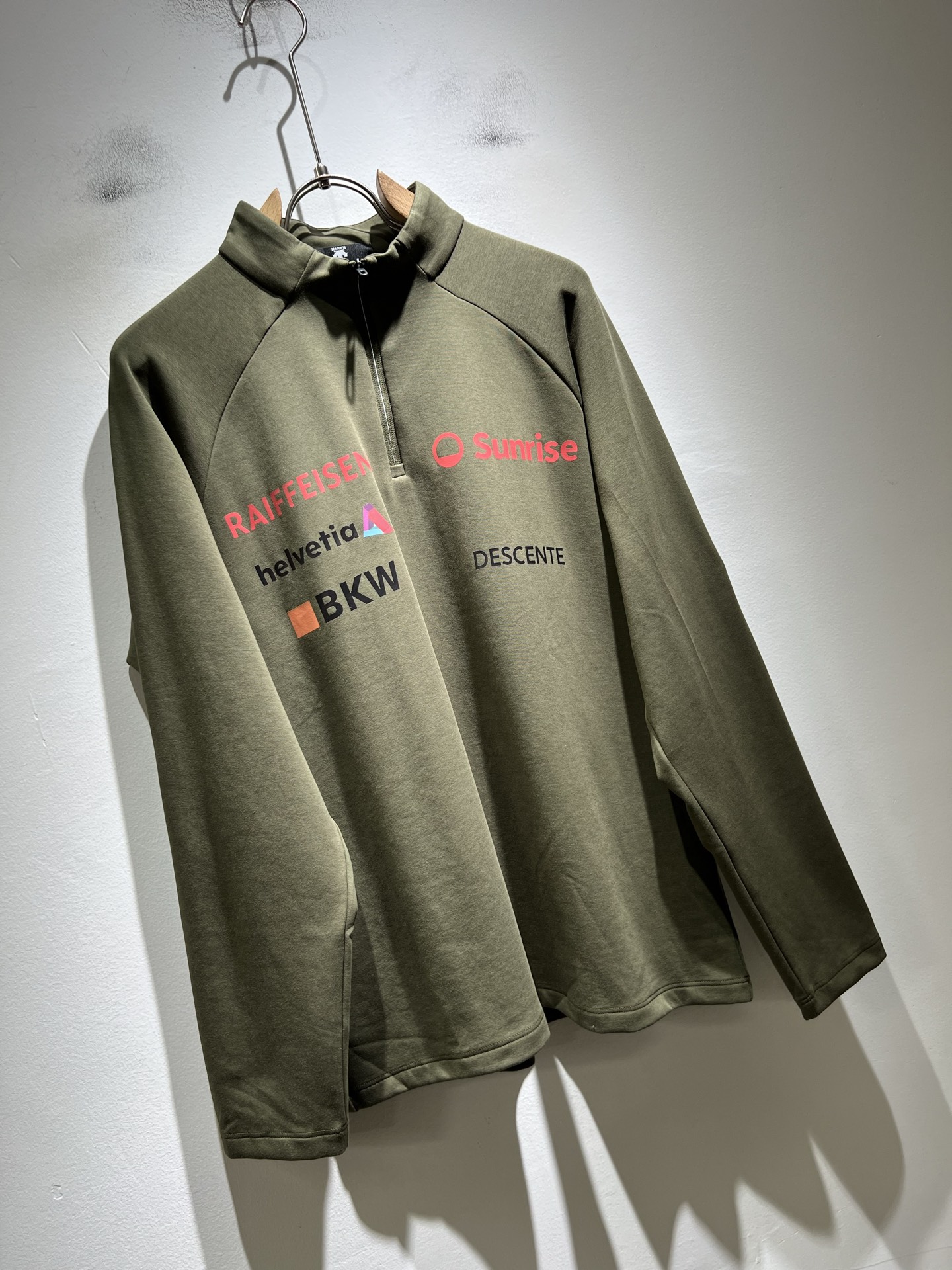 迪桑特DESCENTE，2025秋冬新款打底衫，自年荣耀至今的专业运动品牌。80余年来，始终坚持“Des