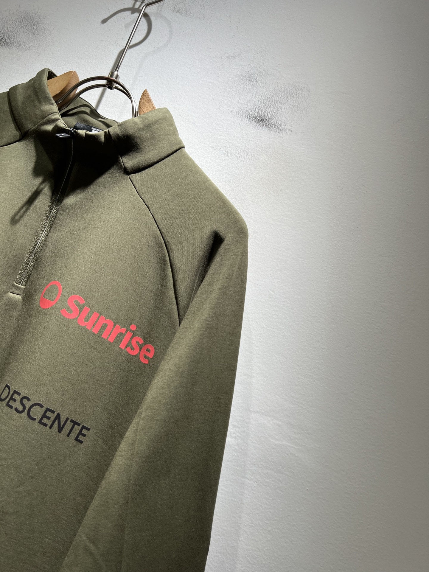 迪桑特DESCENTE，2025秋冬新款打底衫，自年荣耀至今的专业运动品牌。80余年来，始终坚持“Des