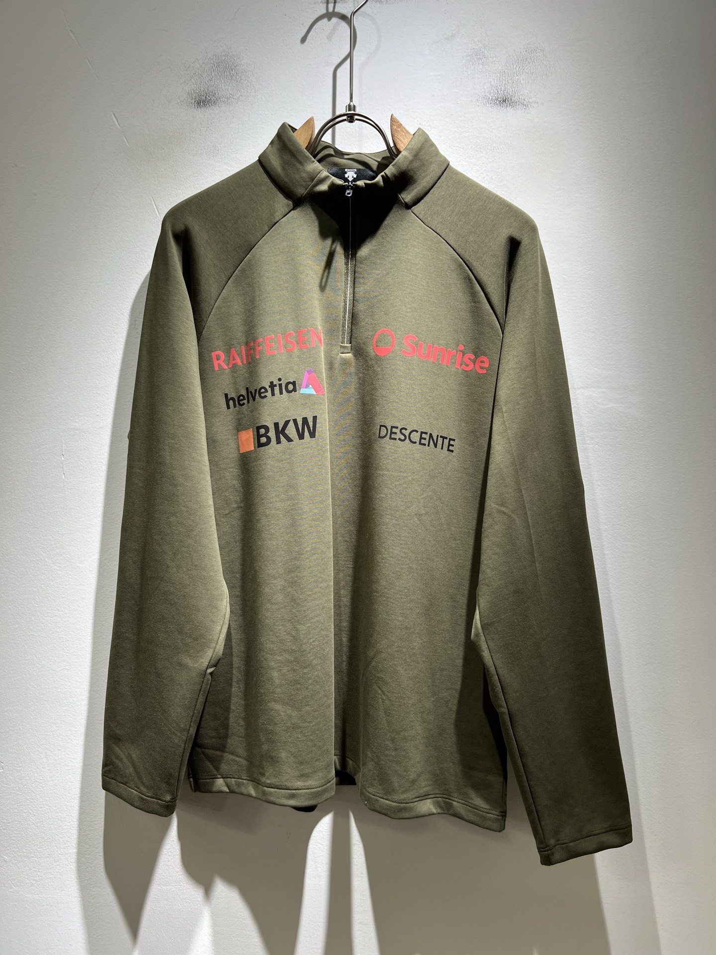 迪桑特DESCENTE，2025秋冬新款打底衫，自年荣耀至今的专业运动品牌。80余年来，始终坚持“Des