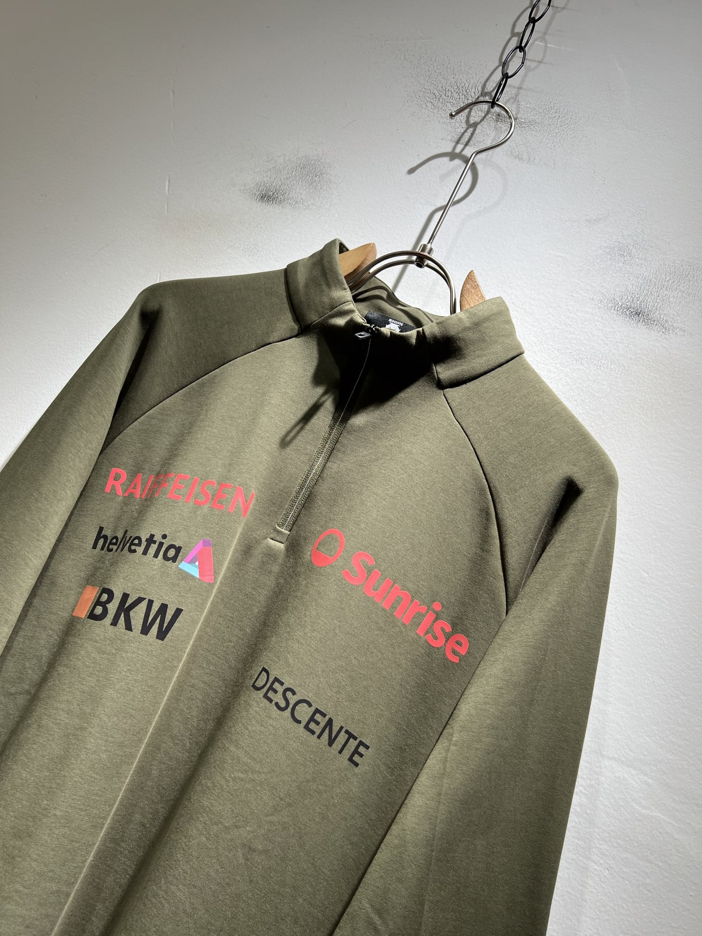 迪桑特DESCENTE，2025秋冬新款打底衫，自年荣耀至今的专业运动品牌。80余年来，始终坚持“Des