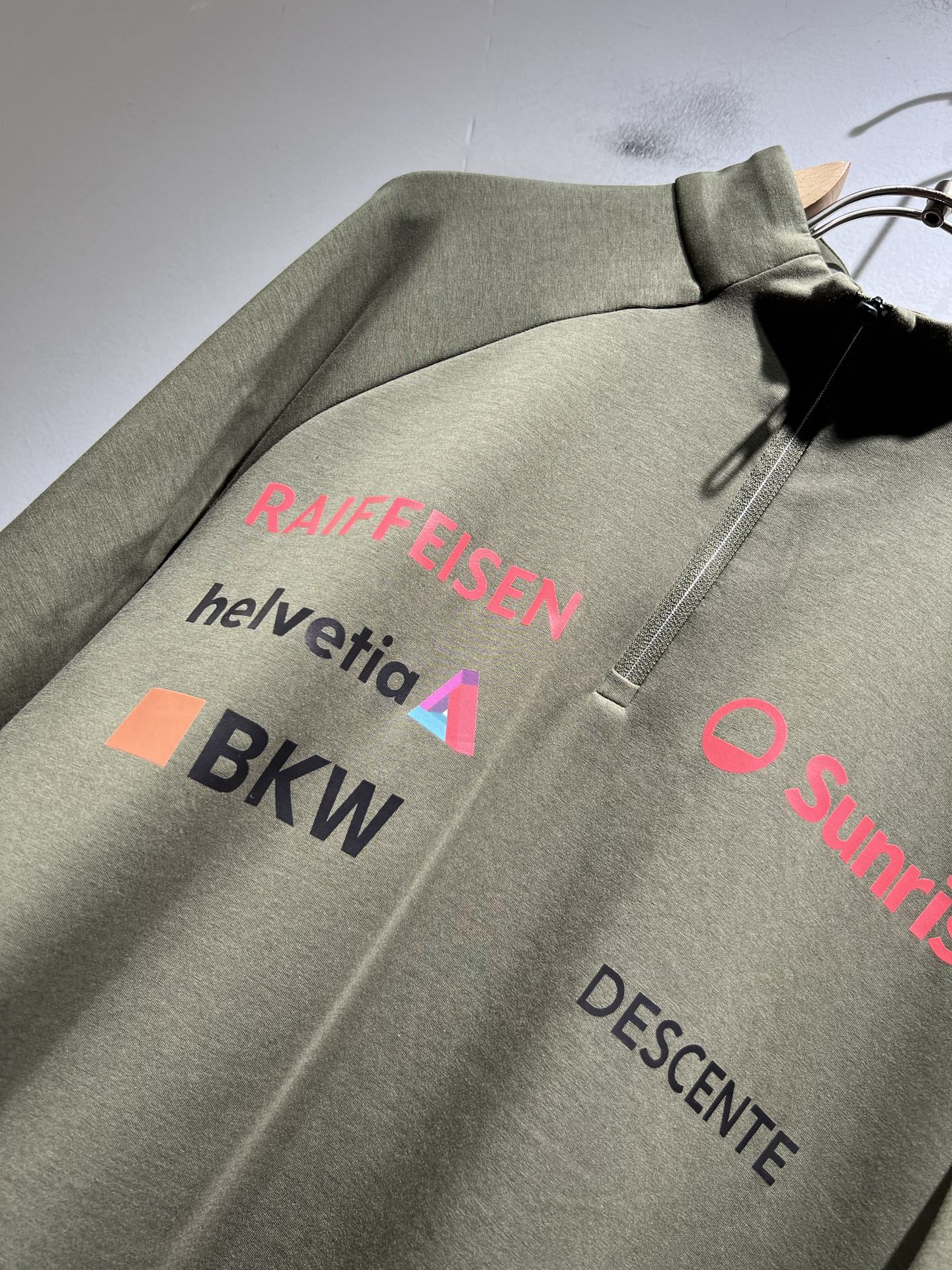 迪桑特DESCENTE，2025秋冬新款打底衫，自年荣耀至今的专业运动品牌。80余年来，始终坚持“Des