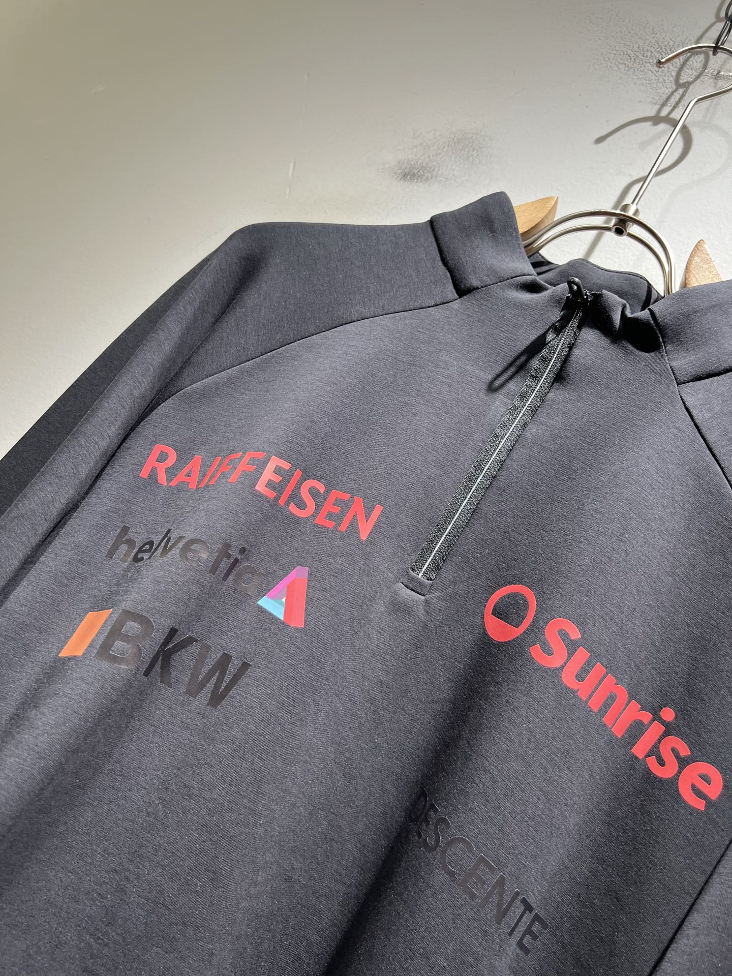 迪桑特DESCENTE，2025秋冬新款打底衫，自年荣耀至今的专业运动品牌。80余年来，始终坚持“Des