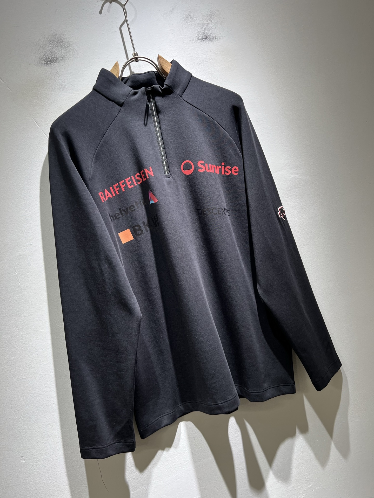 迪桑特DESCENTE，2025秋冬新款打底衫，自年荣耀至今的专业运动品牌。80余年来，始终坚持“Des