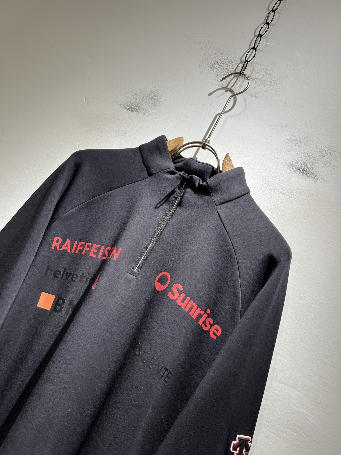 迪桑特DESCENTE，2025秋冬新款打底衫，自年荣耀至今的专业运动品牌。80余年来，始终坚持“Des