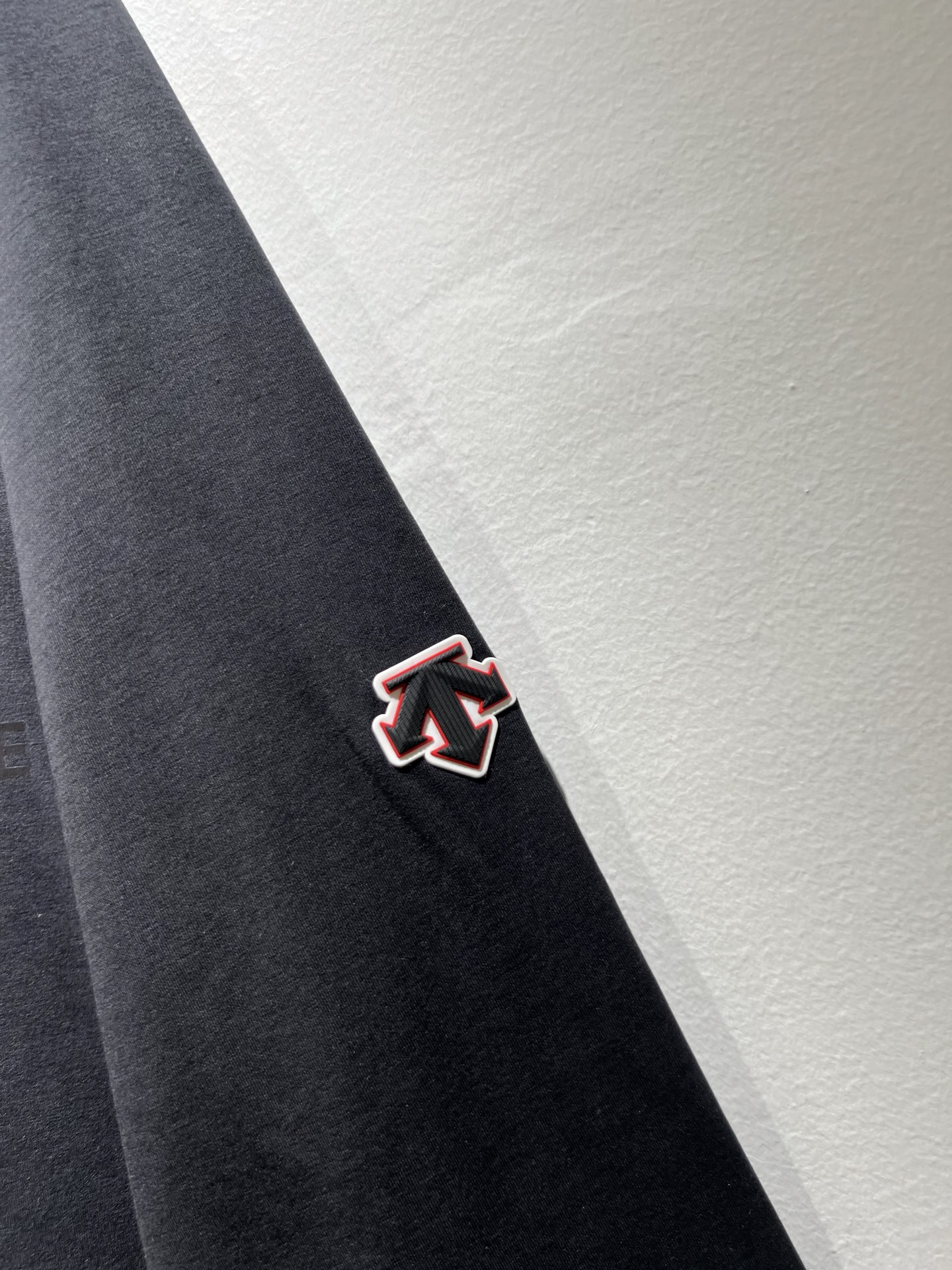 迪桑特DESCENTE，2025秋冬新款打底衫，自年荣耀至今的专业运动品牌。80余年来，始终坚持“Des