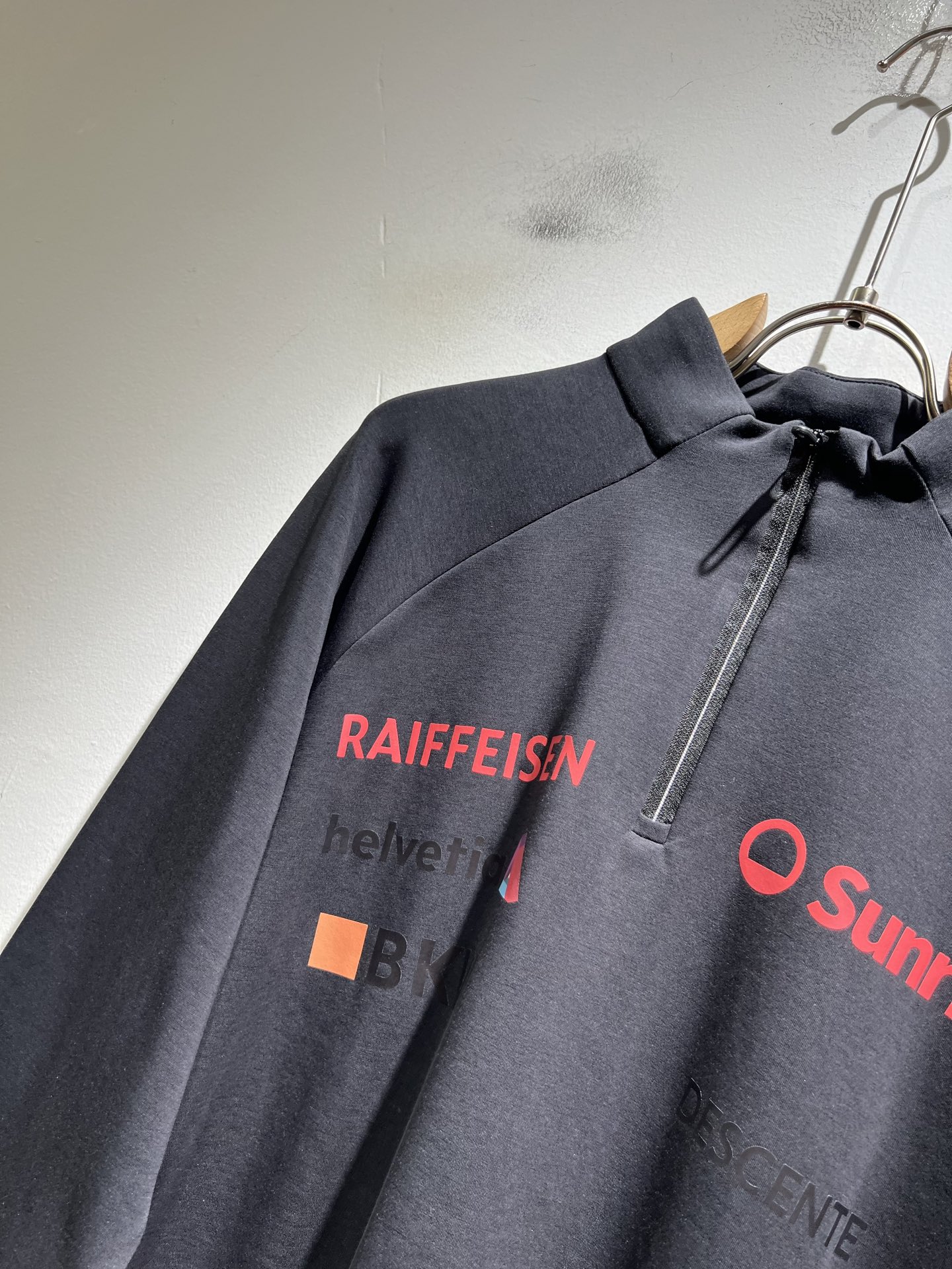 迪桑特DESCENTE，2025秋冬新款打底衫，自年荣耀至今的专业运动品牌。80余年来，始终坚持“Des