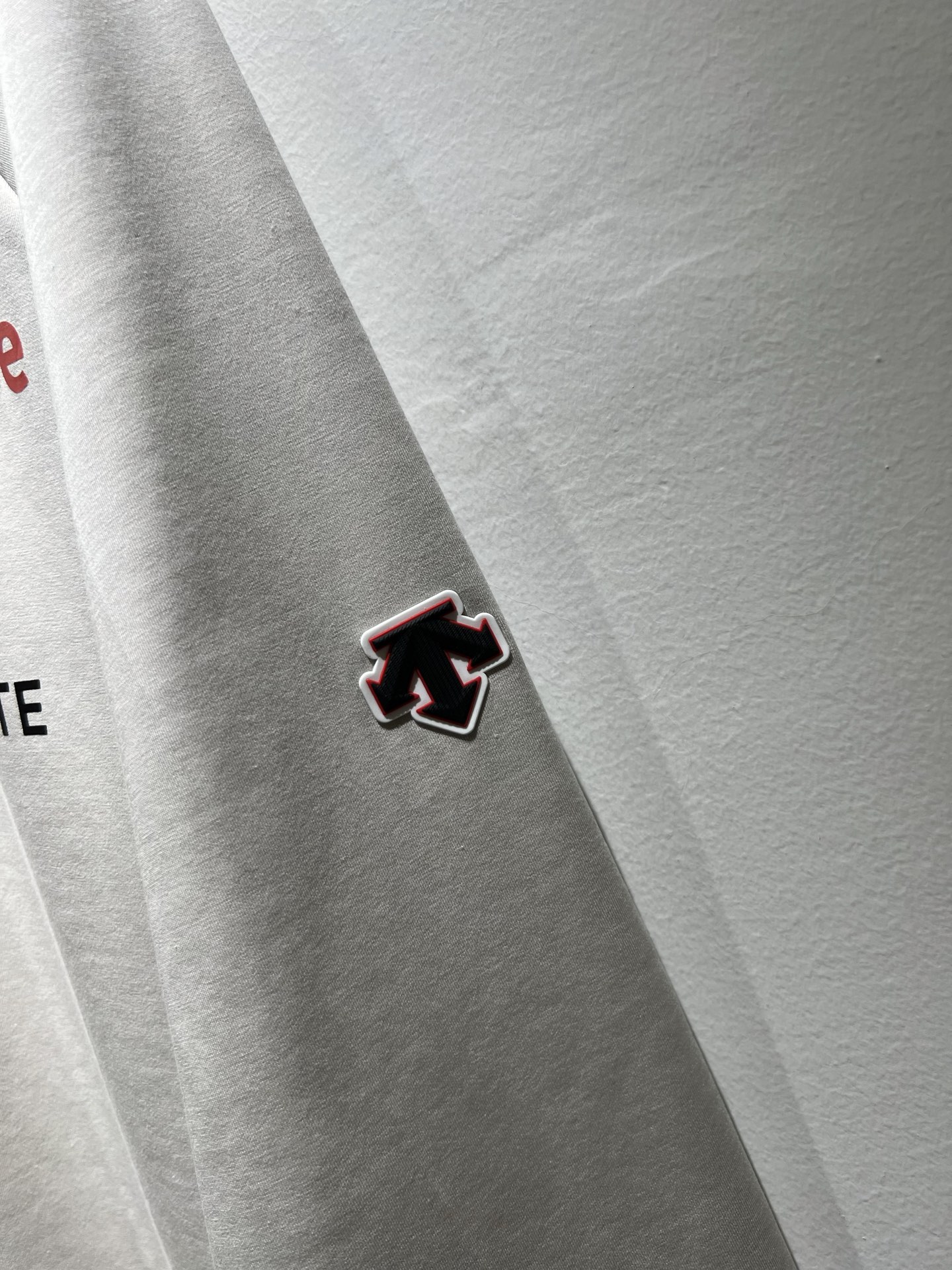 迪桑特DESCENTE，2025秋冬新款打底衫，自年荣耀至今的专业运动品牌。80余年来，始终坚持“Des