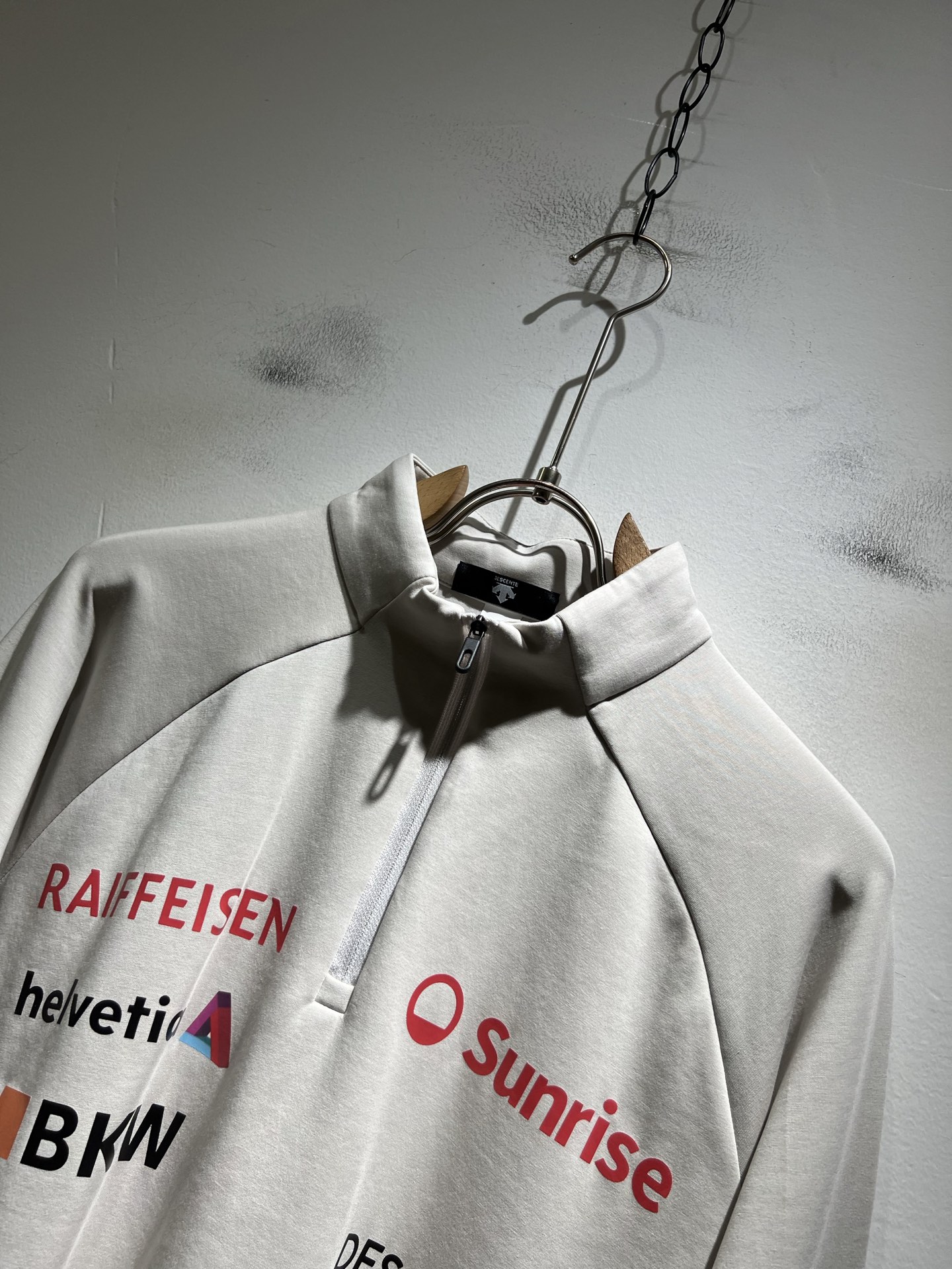 迪桑特DESCENTE，2025秋冬新款打底衫，自年荣耀至今的专业运动品牌。80余年来，始终坚持“Des