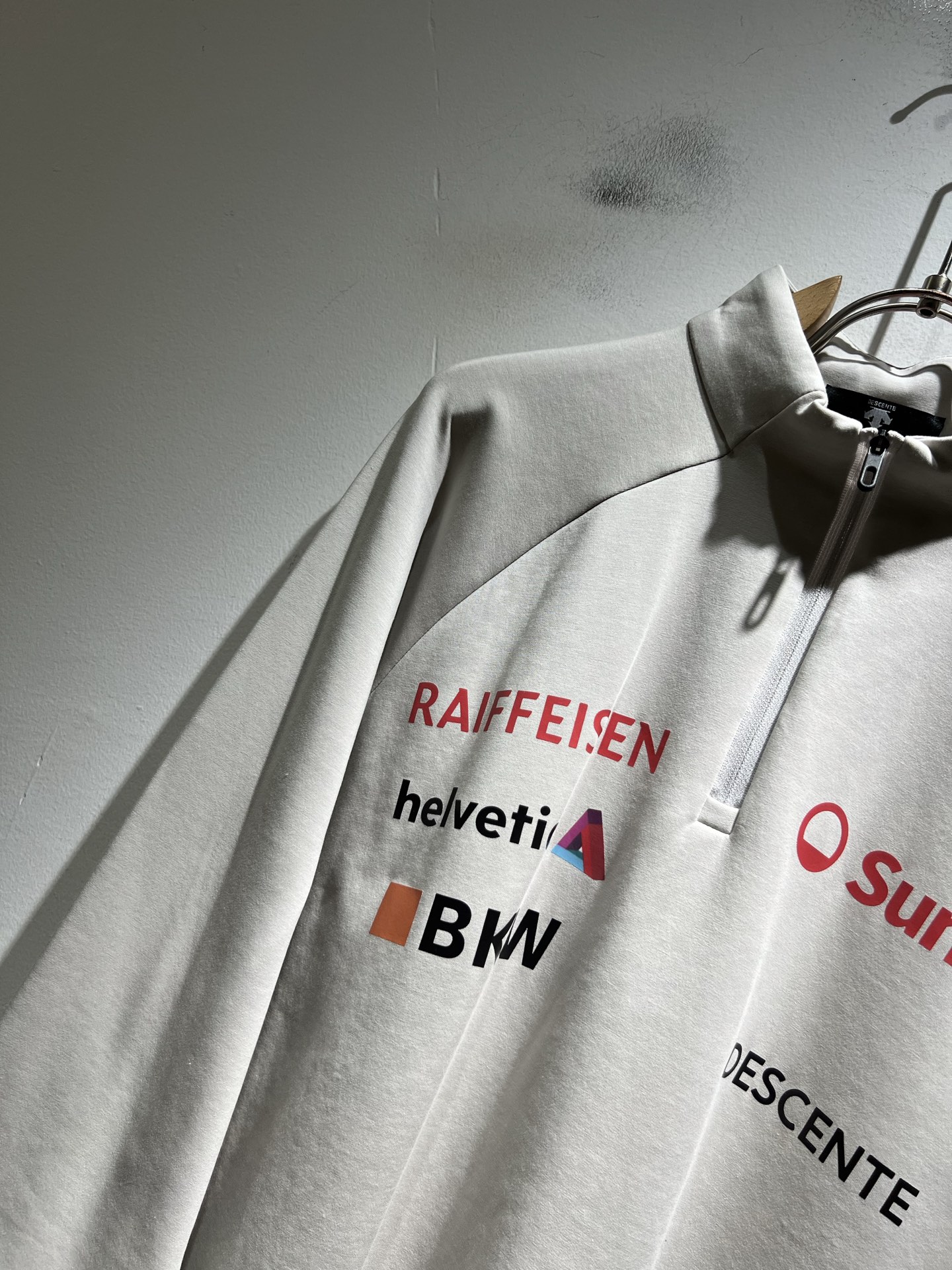 迪桑特DESCENTE，2025秋冬新款打底衫，自年荣耀至今的专业运动品牌。80余年来，始终坚持“Des