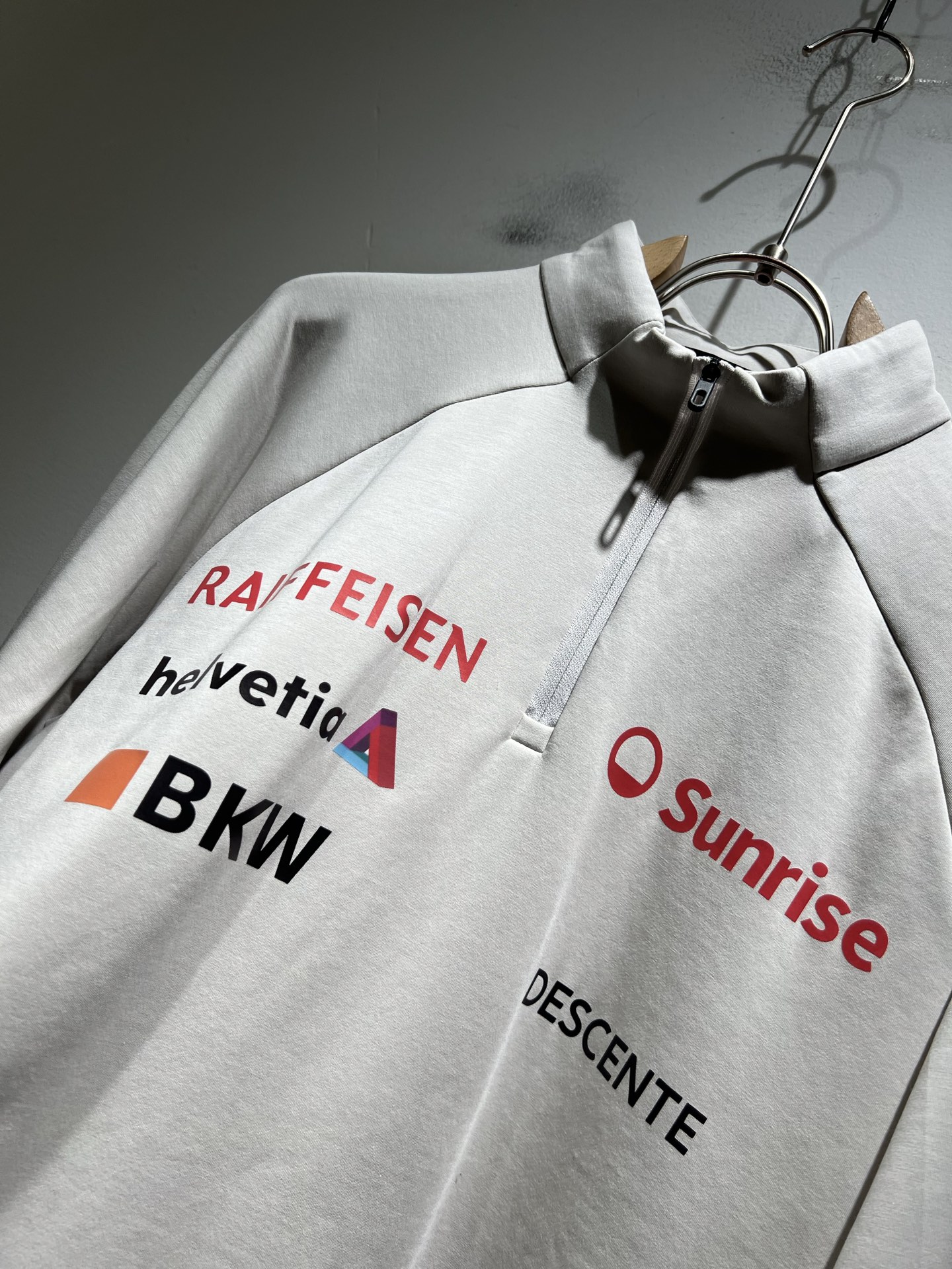 迪桑特DESCENTE，2025秋冬新款打底衫，自年荣耀至今的专业运动品牌。80余年来，始终坚持“Des