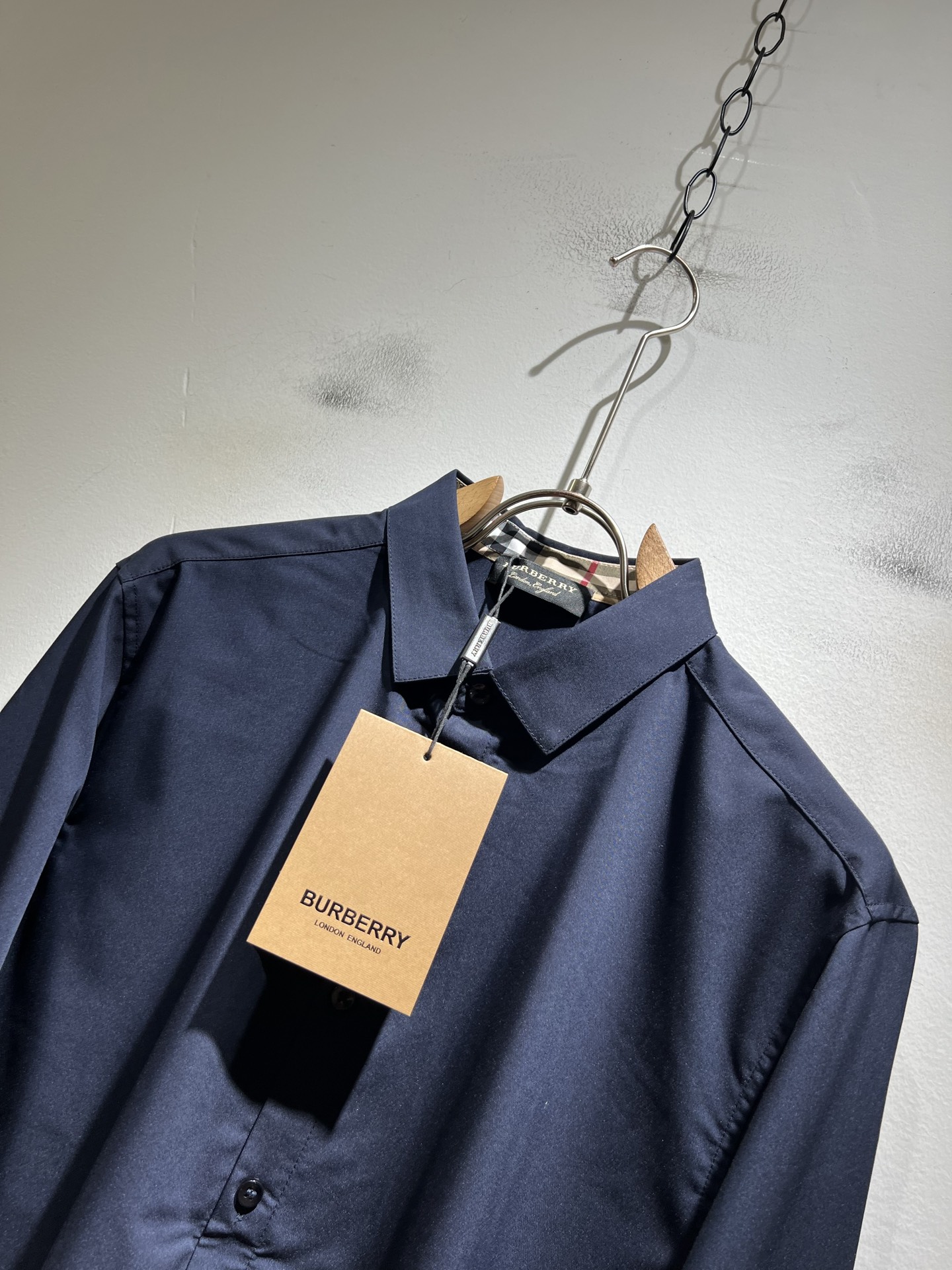 Bur*erry 巴*莉 2025秋冬新款男士衬衣，品牌最新设计元素！既不单调也不复杂,恰到好处的展现品