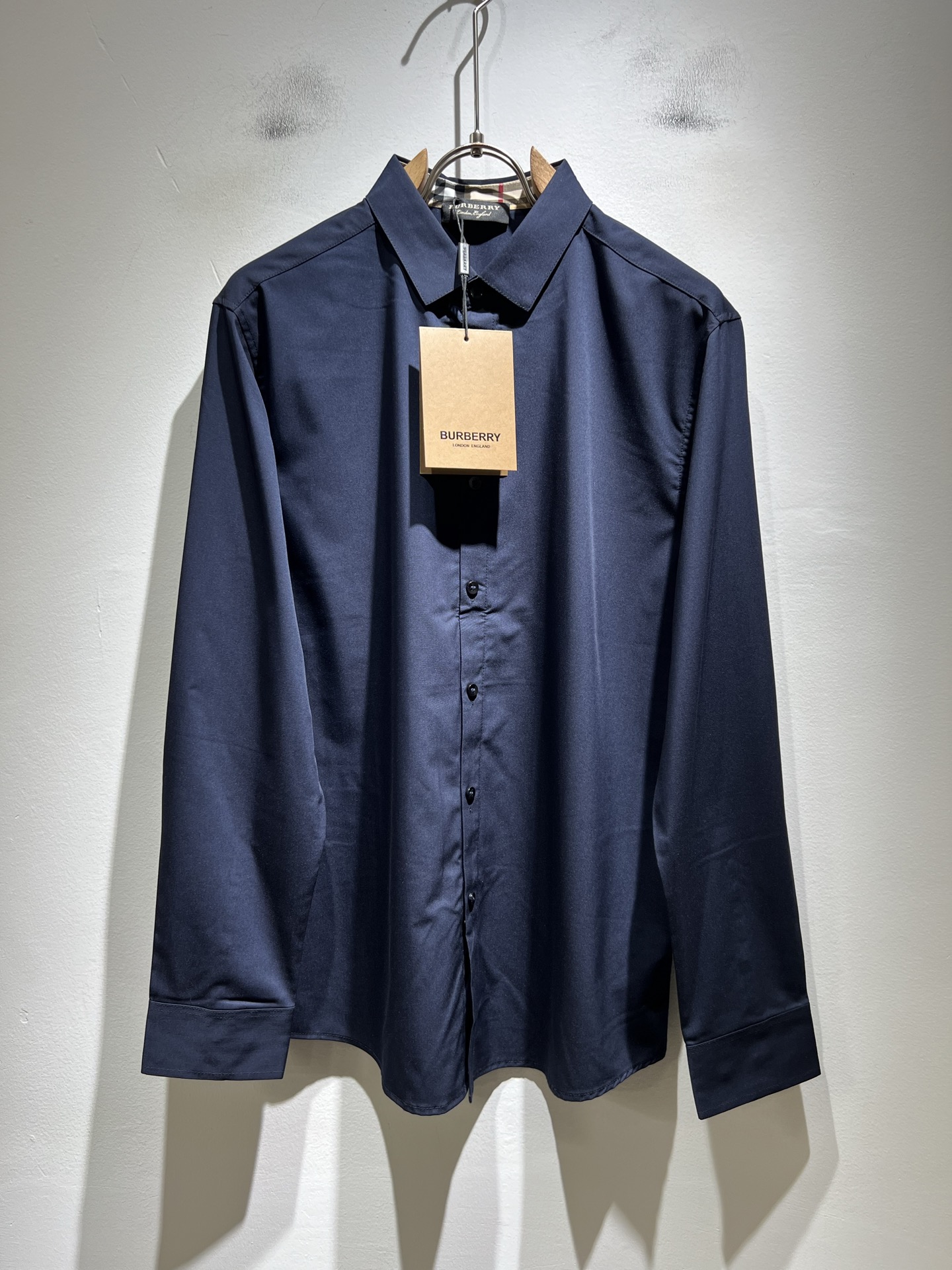 Bur*erry 巴*莉 2025秋冬新款男士衬衣，品牌最新设计元素！既不单调也不复杂,恰到好处的展现品