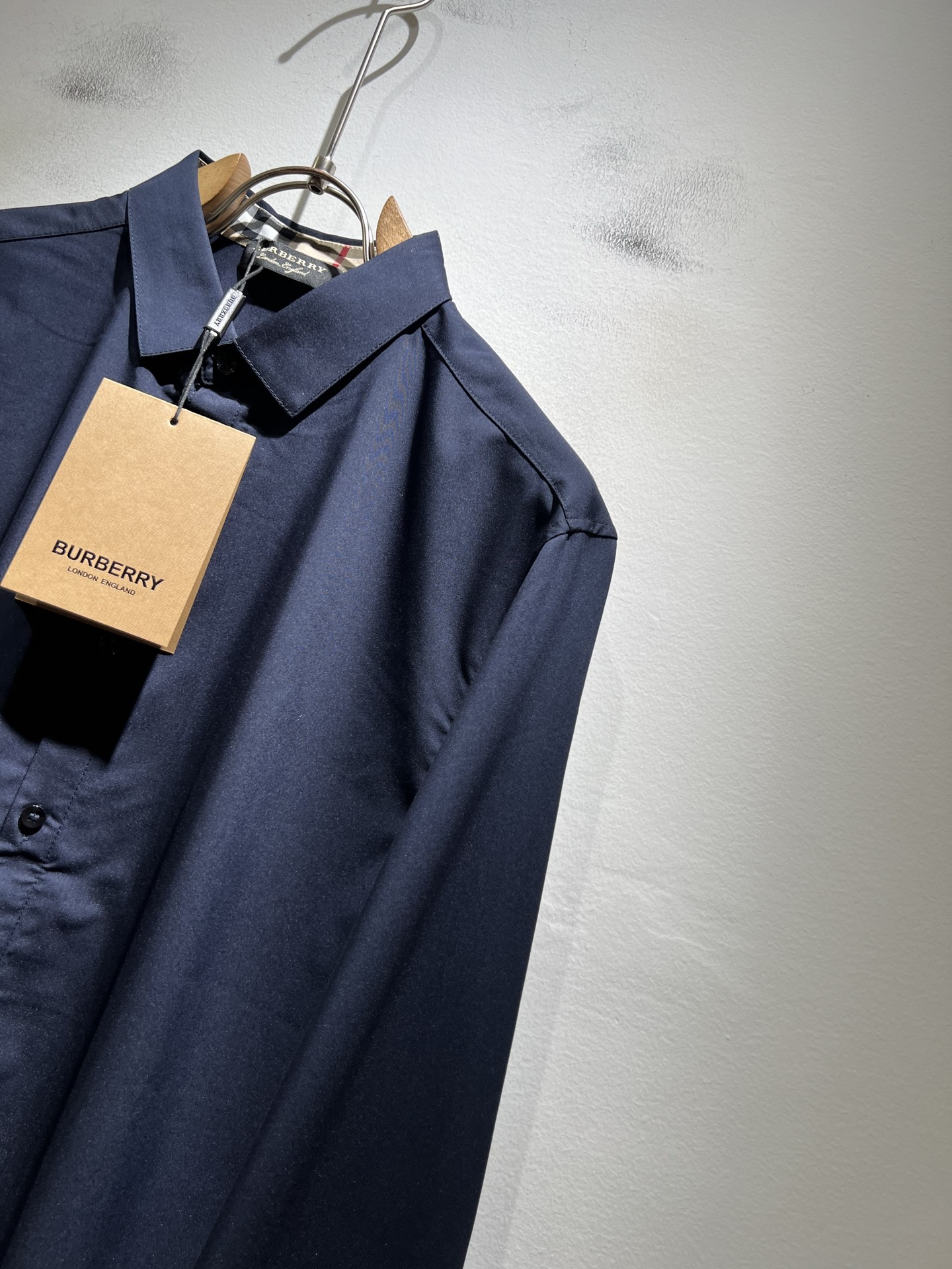 Bur*erry 巴*莉 2025秋冬新款男士衬衣，品牌最新设计元素！既不单调也不复杂,恰到好处的展现品