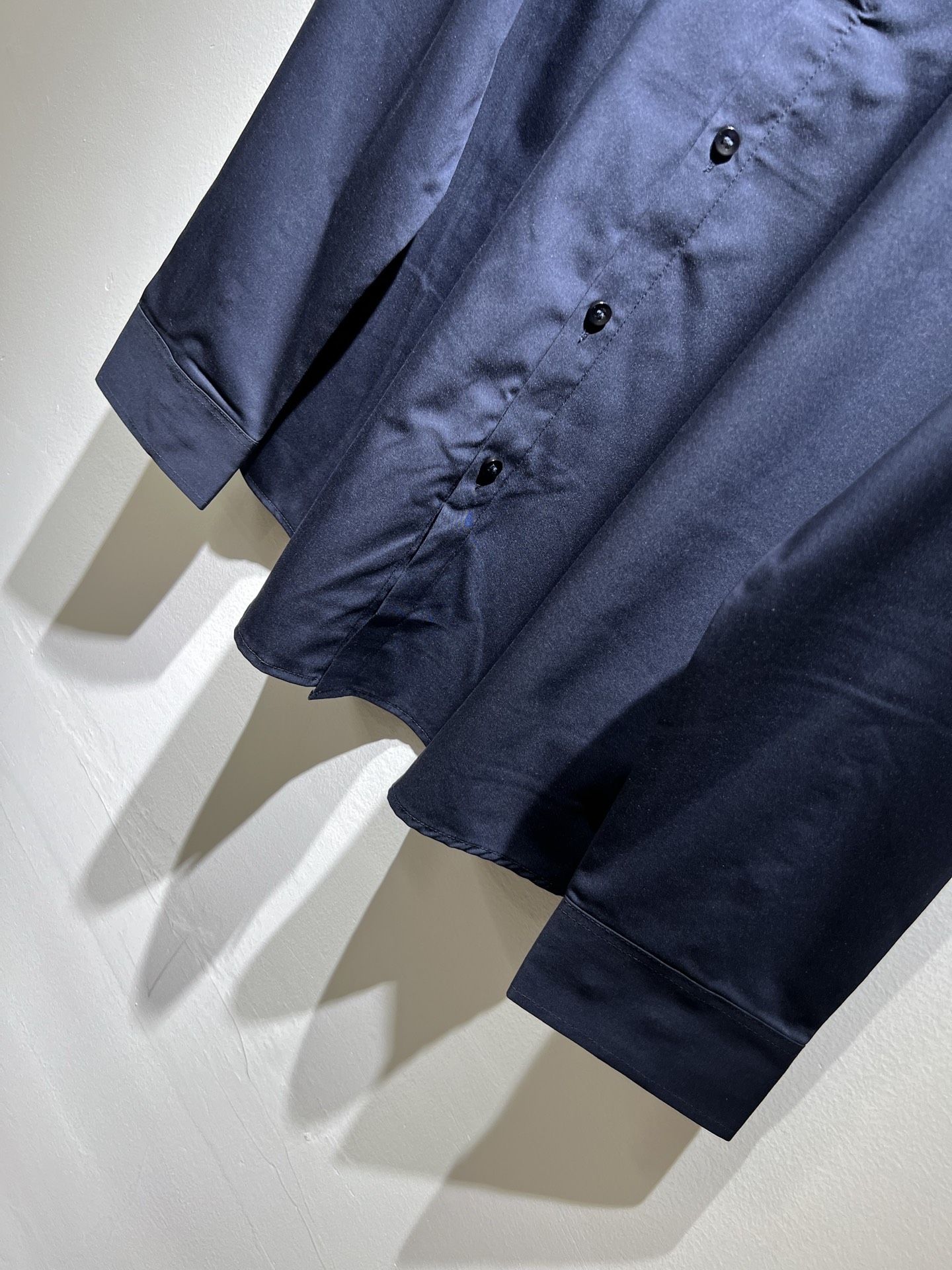 Bur*erry 巴*莉 2025秋冬新款男士衬衣，品牌最新设计元素！既不单调也不复杂,恰到好处的展现品