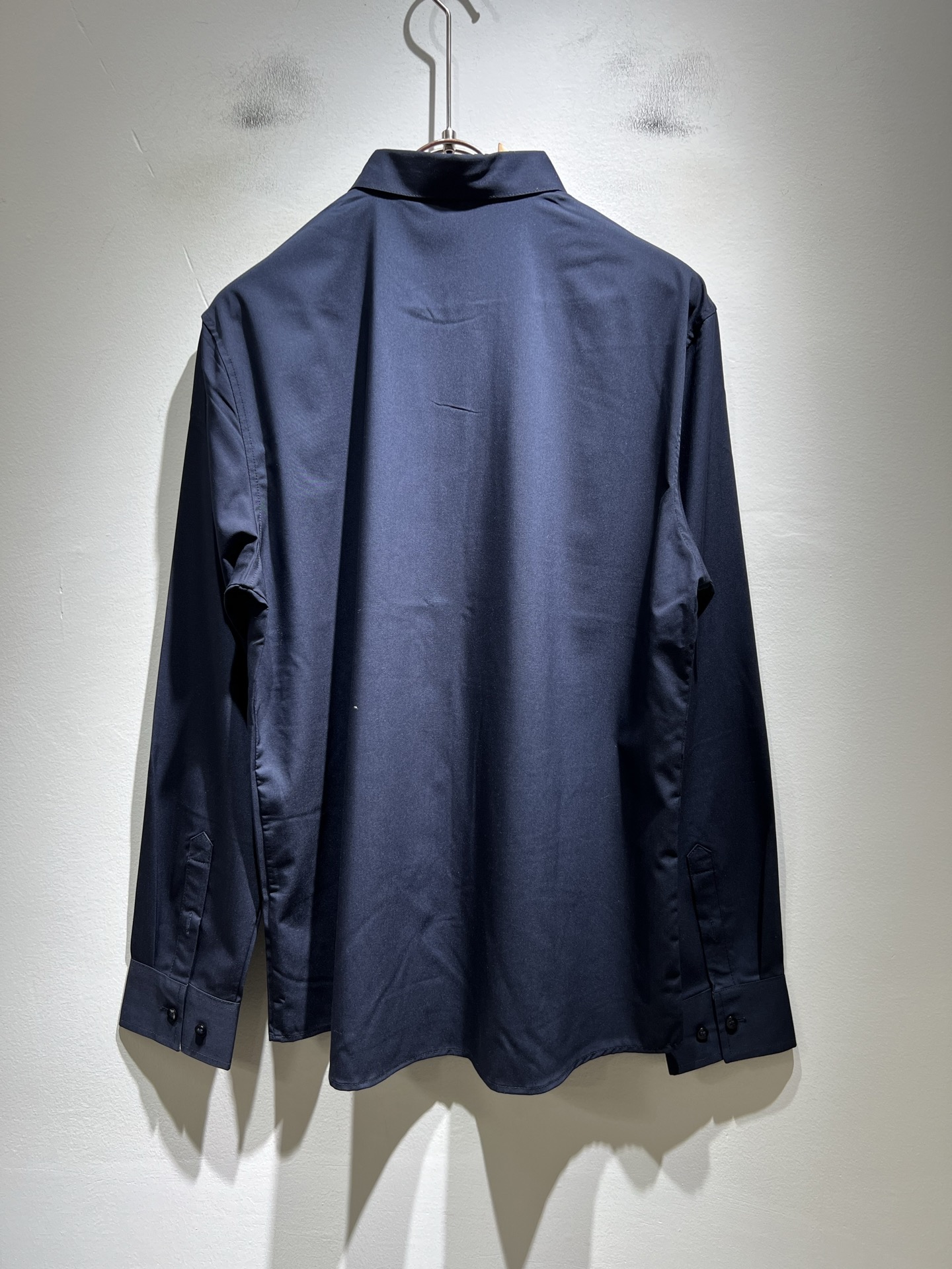 Bur*erry 巴*莉 2025秋冬新款男士衬衣，品牌最新设计元素！既不单调也不复杂,恰到好处的展现品